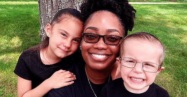 Kimberly Holden pictured with her two kids, Elizabeth and Edgar Holden. | Photo: facebook.com/HoldenItDownYT