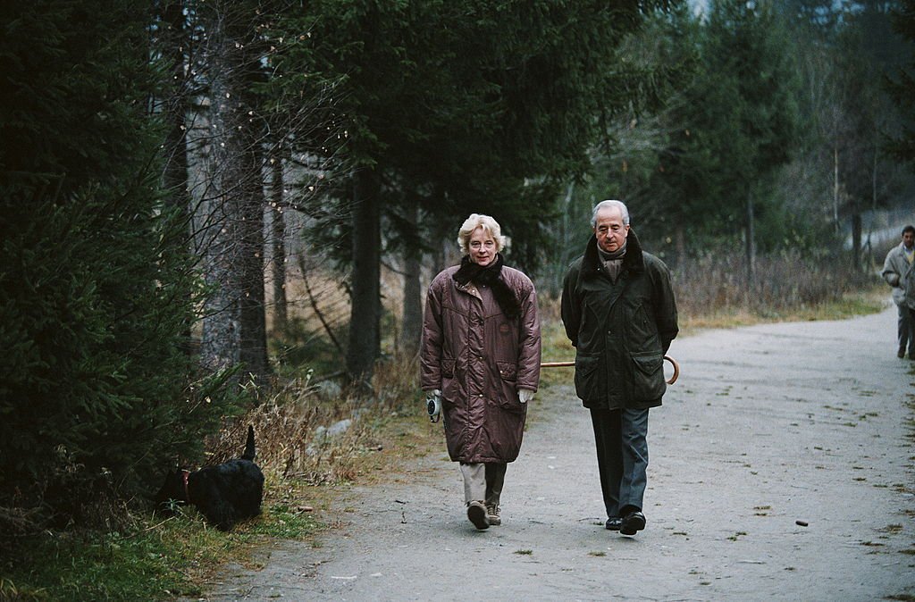 Edouard BALLADUR et sa femme Marie-Josèphe se promènent dans la forêt avec leur chien. | Photo : Getty Images Edouard BALLADUR et sa femme Marie-Josèphe se promènent dans la forêt avec leur chien. | Photo : Getty Images