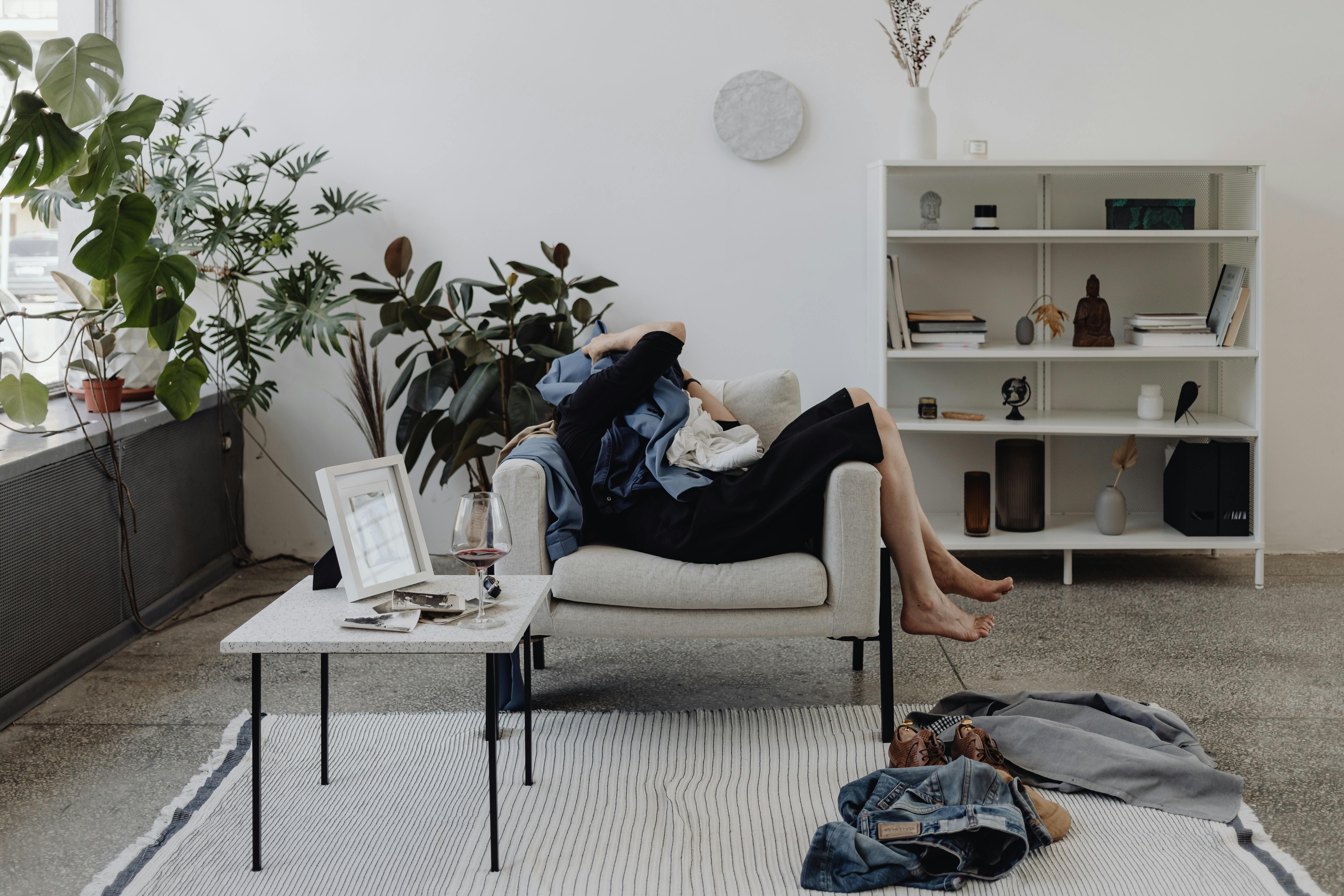 A woman with a cluttered home | Source: Pexels