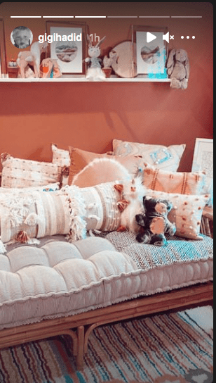 Gigi Hadid shares a picture of a sofa filled with pillows and a teddybear for her baby. | Photo: Instagram/Gigihadid