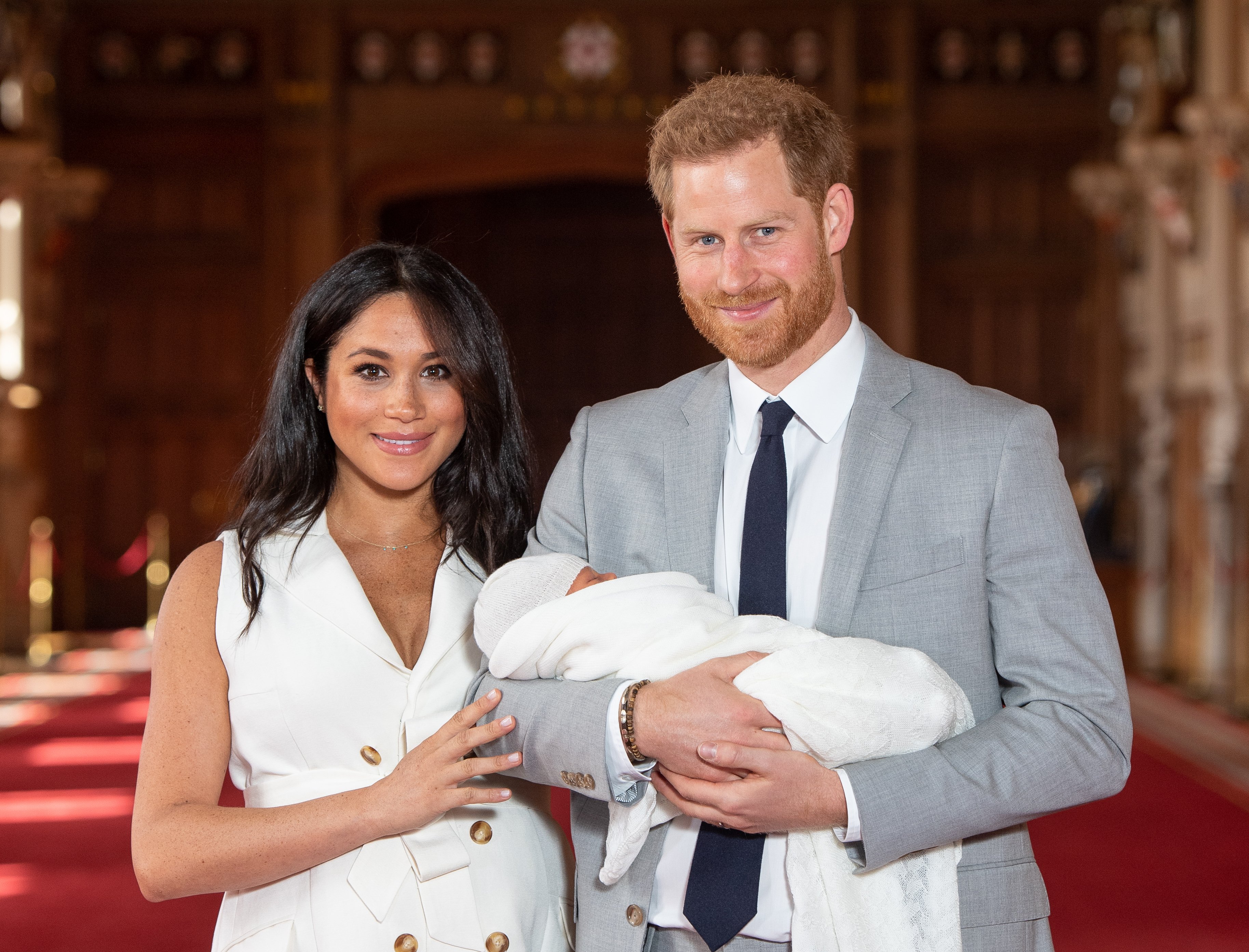 Prinz Harry, Herzog von Sussex, und Meghan, Herzogin von Sussex, posieren mit ihrem neugeborenen Sohn Archie Harrison Mountbatten-Windsor während eines Fototermins in der St. George's Hall auf Schloss Windsor am 8. Mai 2019 in Windsor, England. | Quelle: Getty Images