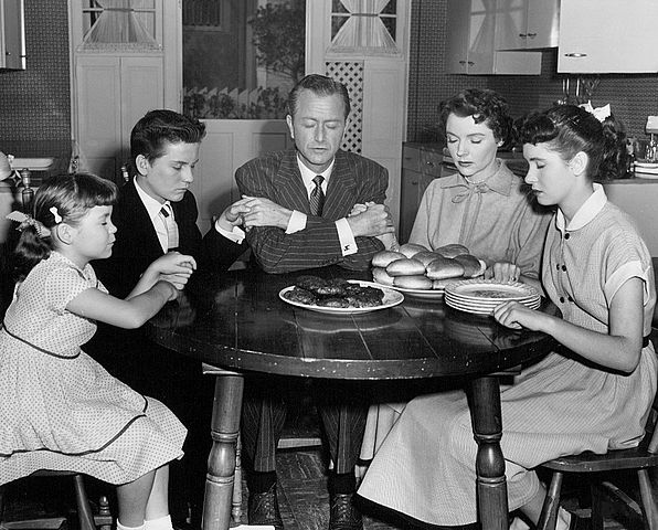 The Andersons at Thanksgiving in 1954 from the television program Father Knows Best. Fro left-Lauren Chapin, Billy Gray, Robert Young, Jane Wyatt, and Elinor Donahue. | Source: Wikimedia Commons.