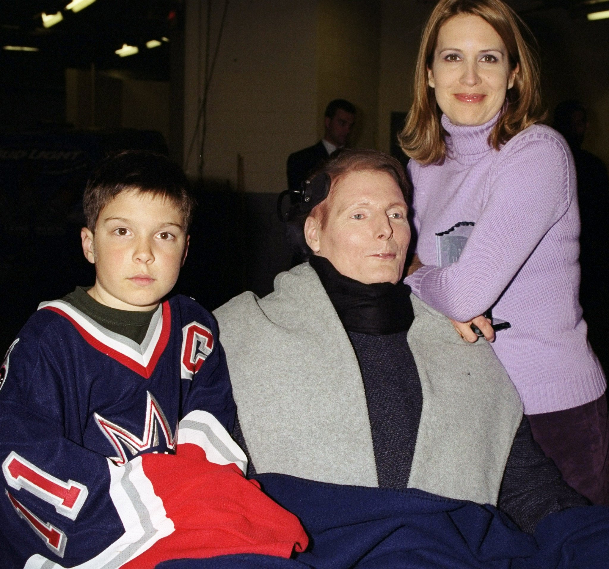 El actor Christopher Reeve acompañado por su esposa Dana y su hijo Will en el SuperSkate 2001, un partido de hockey sobre hielo benéfico con celebridades en el Madison Square Garden. | Foto: Getty Images