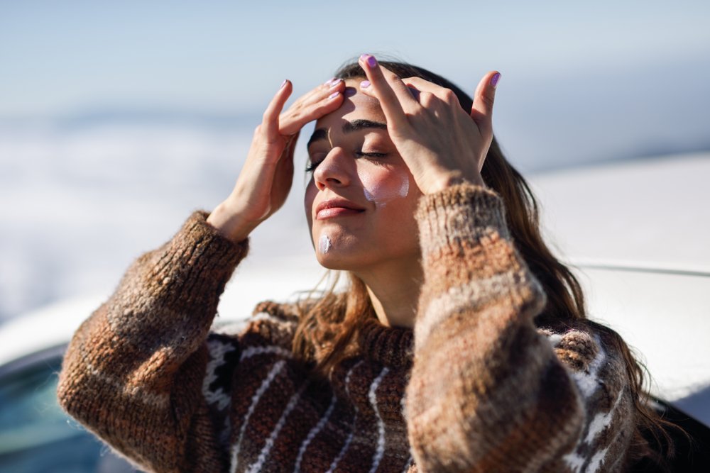 Mujer usando protector solar. | Foto: Shutterstock.