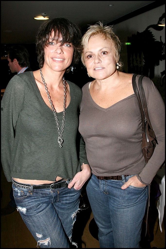 Anne Le Nen, Muriel Robin à Louisa Morin fait la fête avec des amis après avoir gagné le César d'Isabelle Adjani au restaurant Gioia Du Vip Room à Paris. | Photo : Getty Images