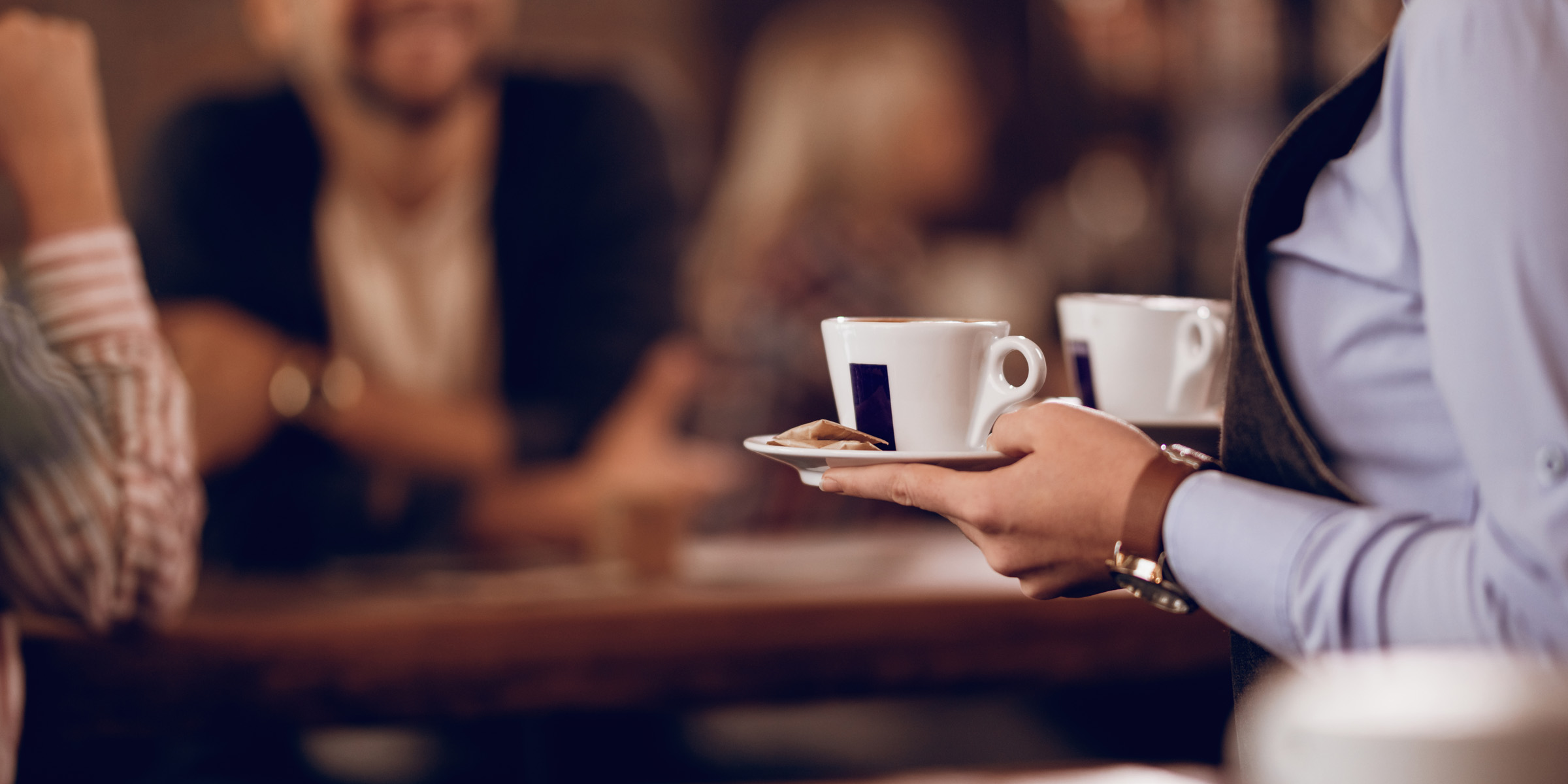 A waitress holding cups of coffee | Source: Freepik