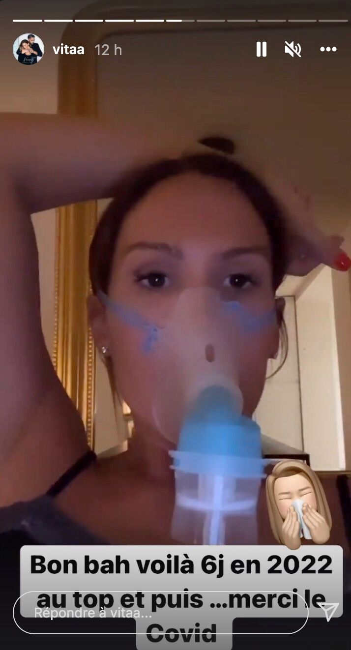 Vitaa respirant à l’aide d’un masque à oxygène. | Photo : Capture d'écran Instagram / vitaa