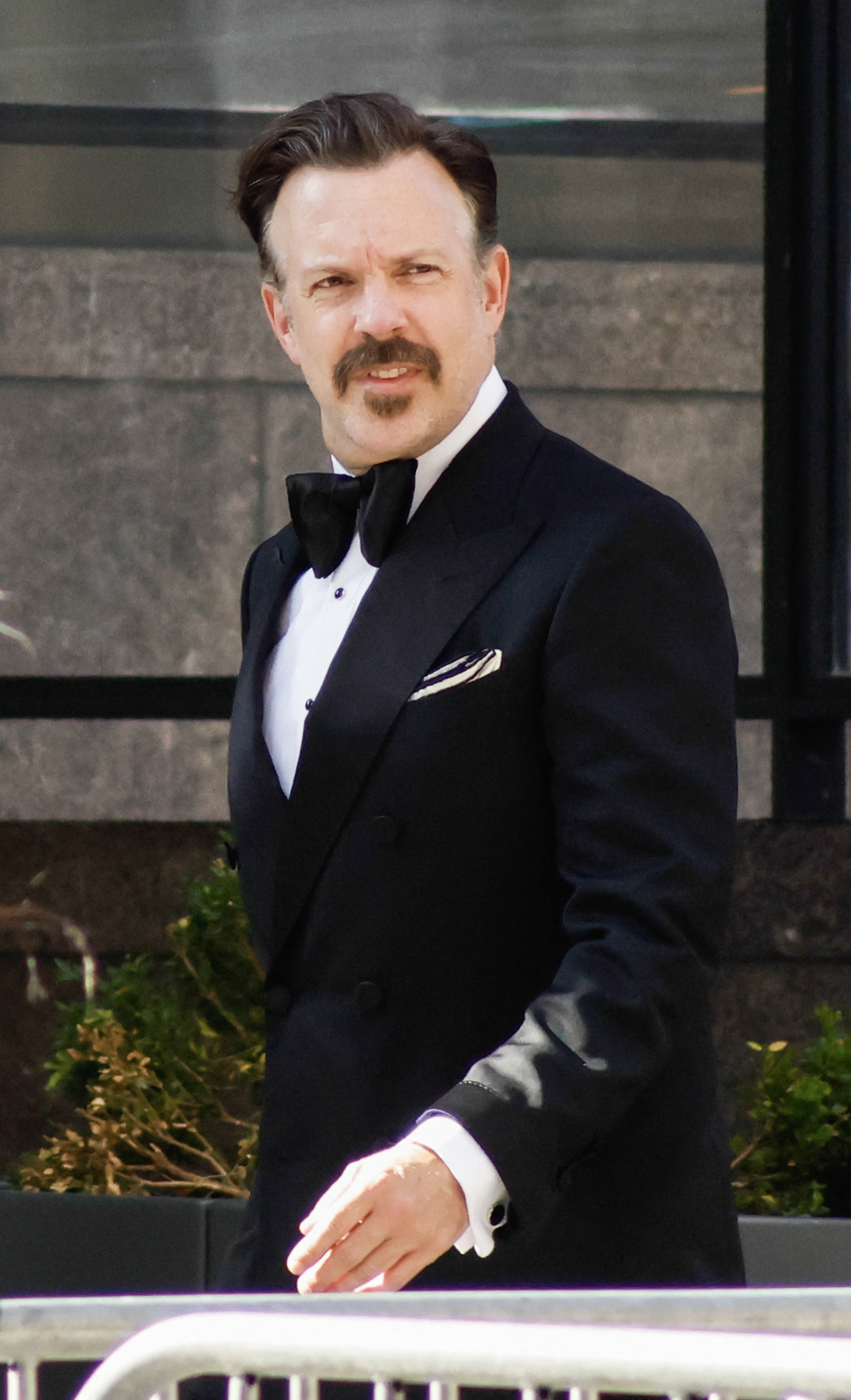 Jason Sudeikis arrives at Madison Square Garden on July 3, 2026, for Taylor Swift and Travis Kelce's wedding. He was among the celebrity guests spotted outside the venue before the private ceremony. | Source: Getty Images