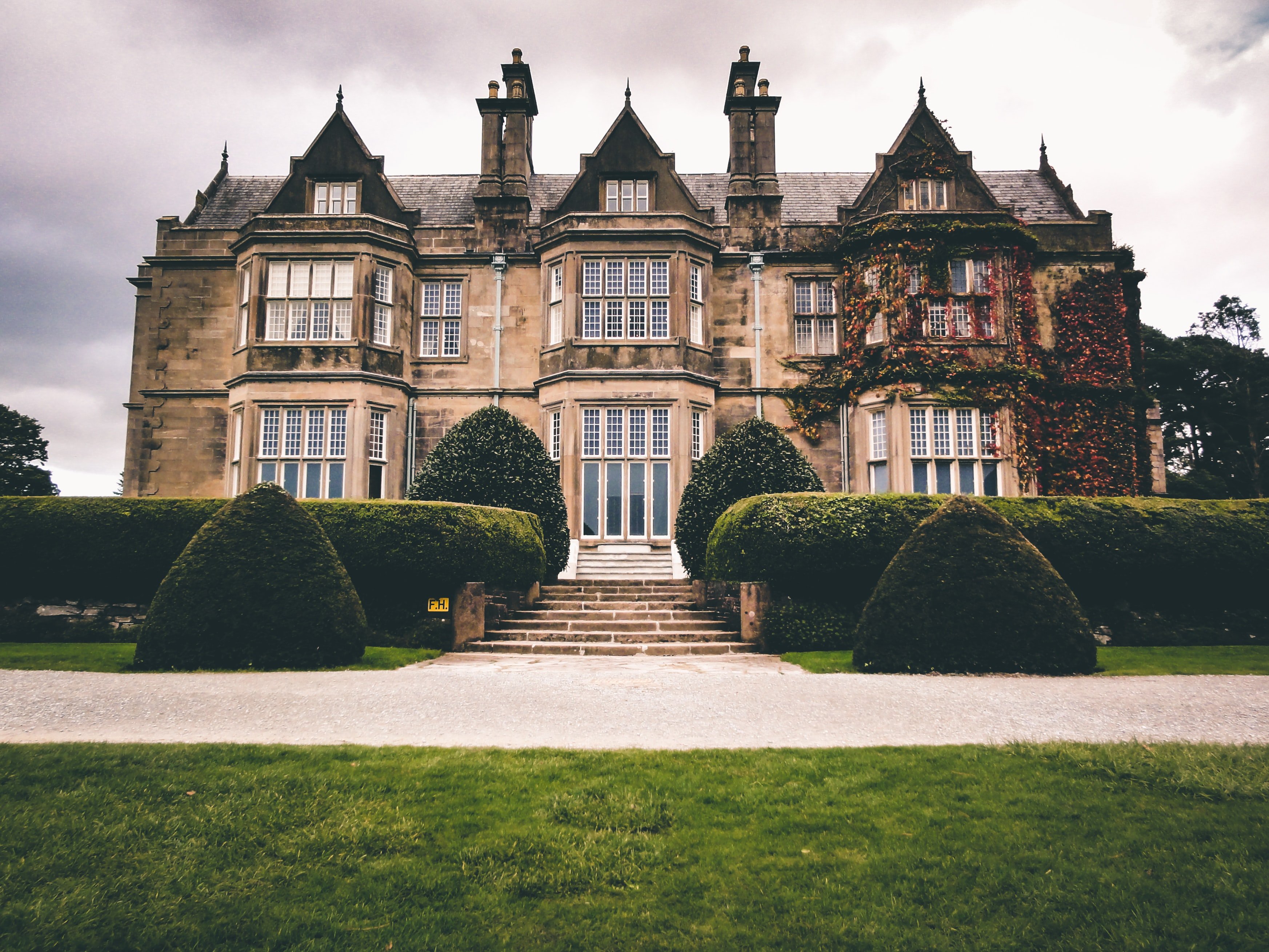 Soon, Linda arrived at a huge mansion. | Source: Unsplash