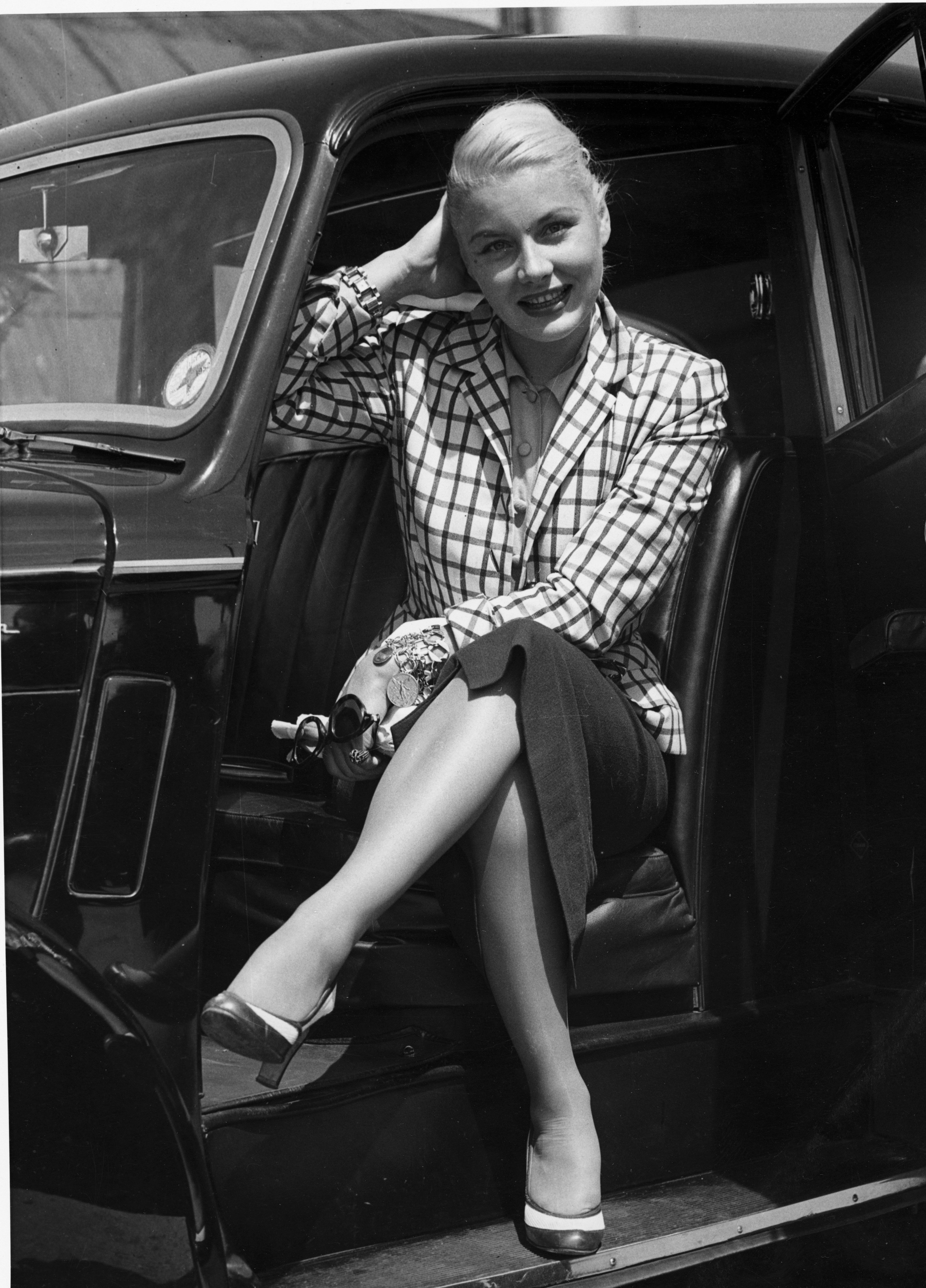 Barbara Payton posing in a car, July 1952. | Photo: Getty Images 