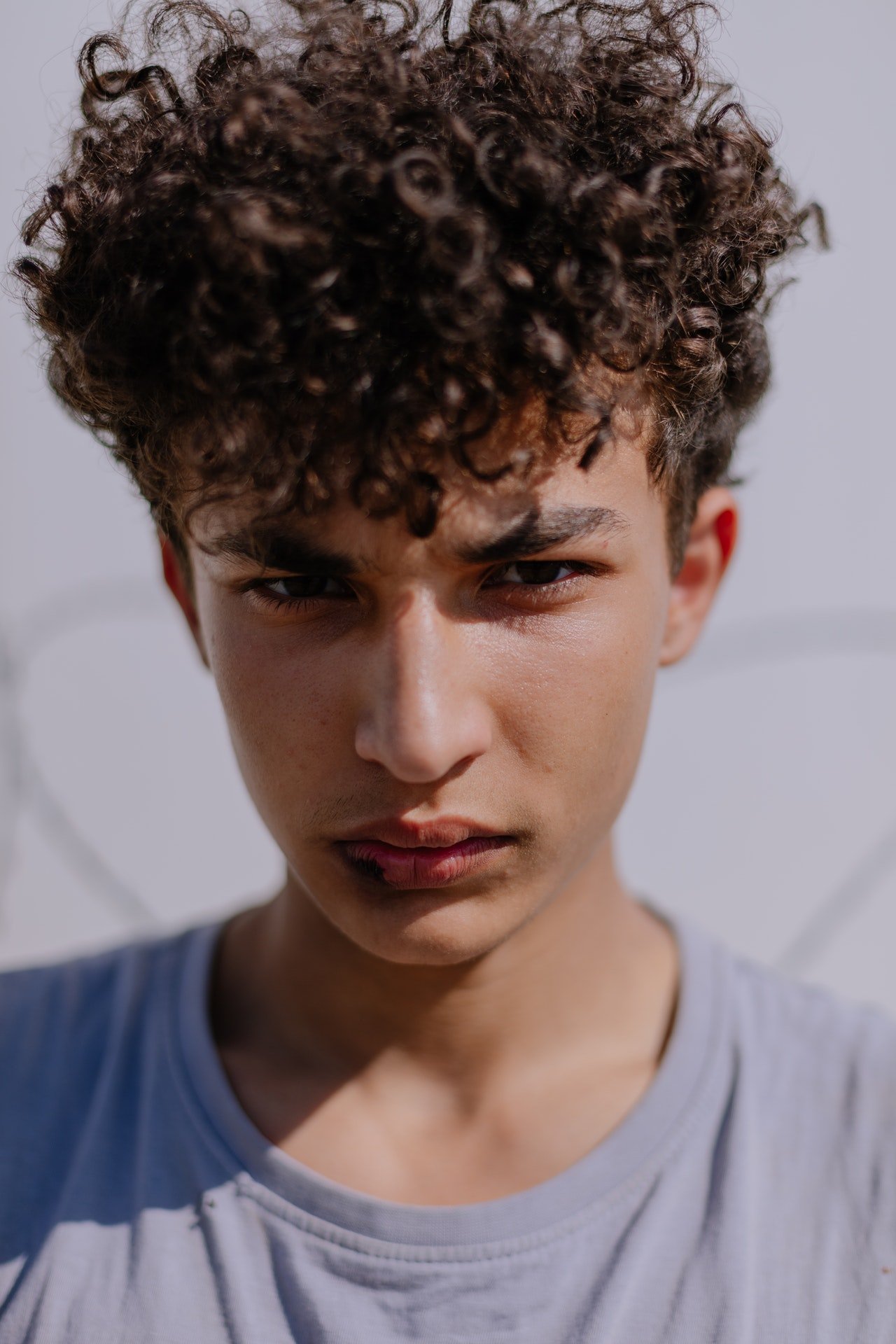 Un adolescente con rostro serio. | Foto: Pexels
