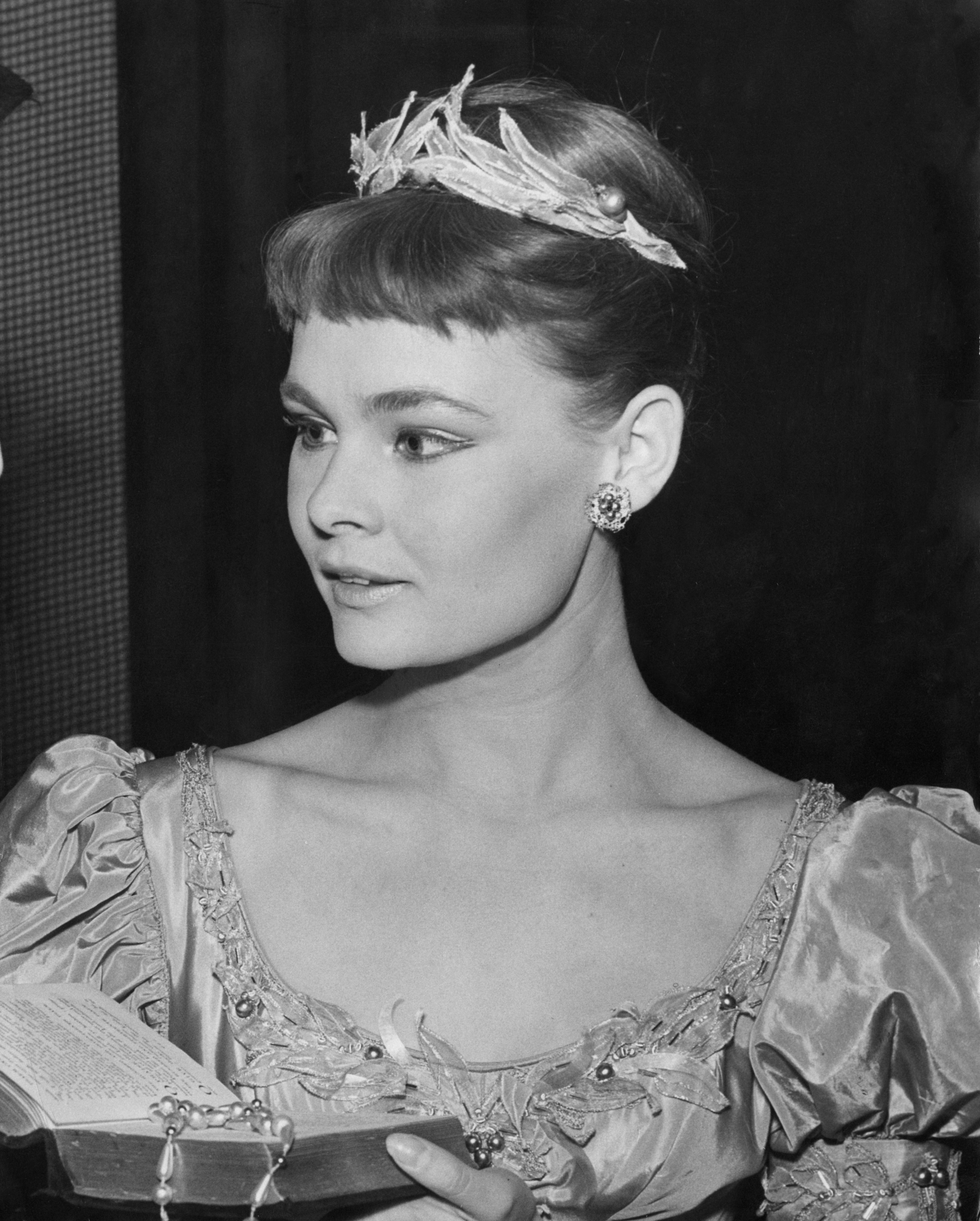 Judi Dench as Ophelia at Michael Benthall's production of Shakespeare's "Hamlet" on September 15, 1957 | Source: Getty Images
