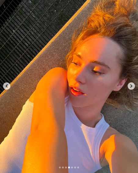 Suki Waterhouse posing for a picture posted on July 27, 2023 | Source: Instagram/sukiwaterhouse