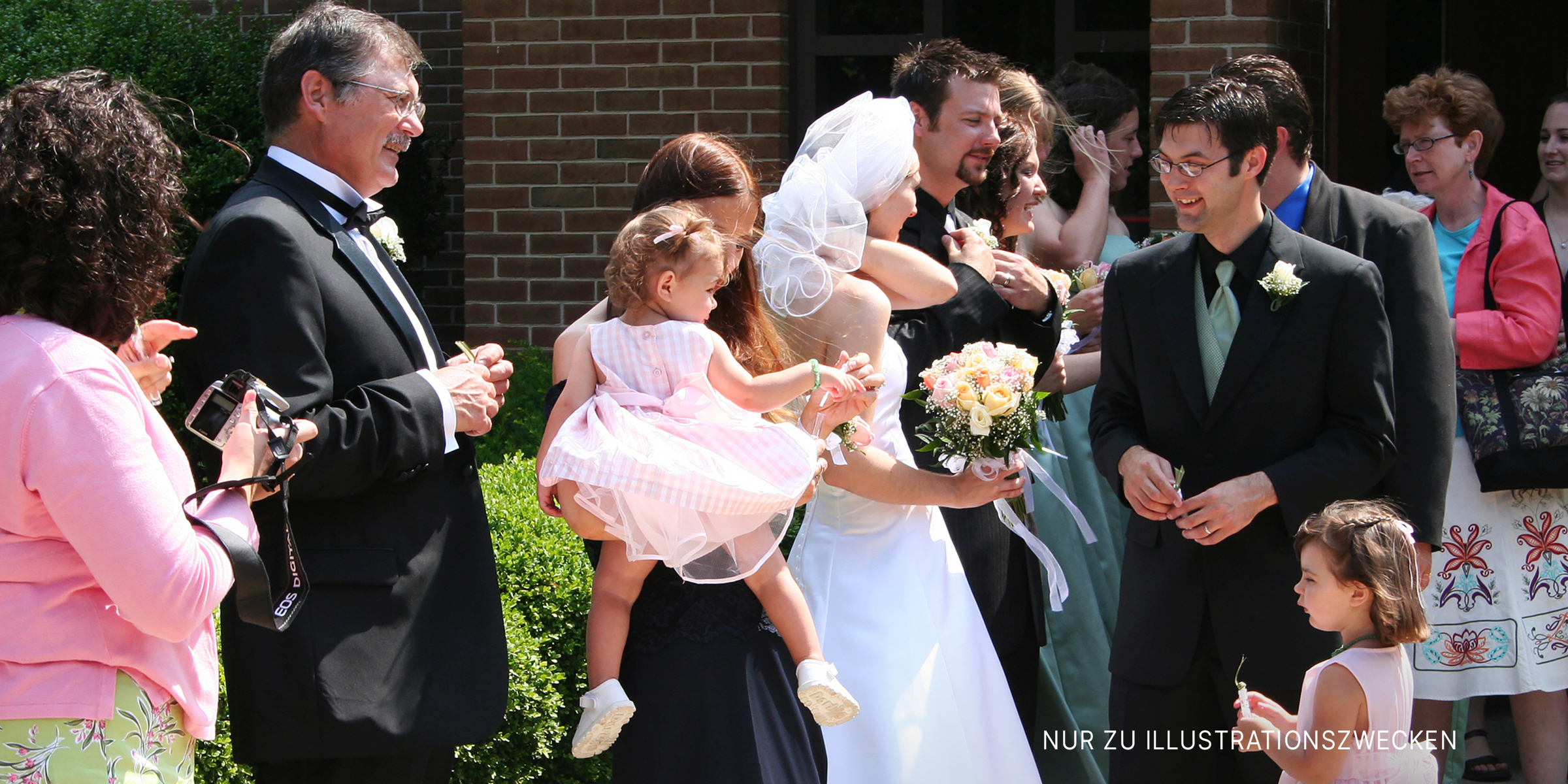 Hochzeitsgruppe im Freien | Quelle: Flickr / Gavin St. Ours (CC BY 2.0)
