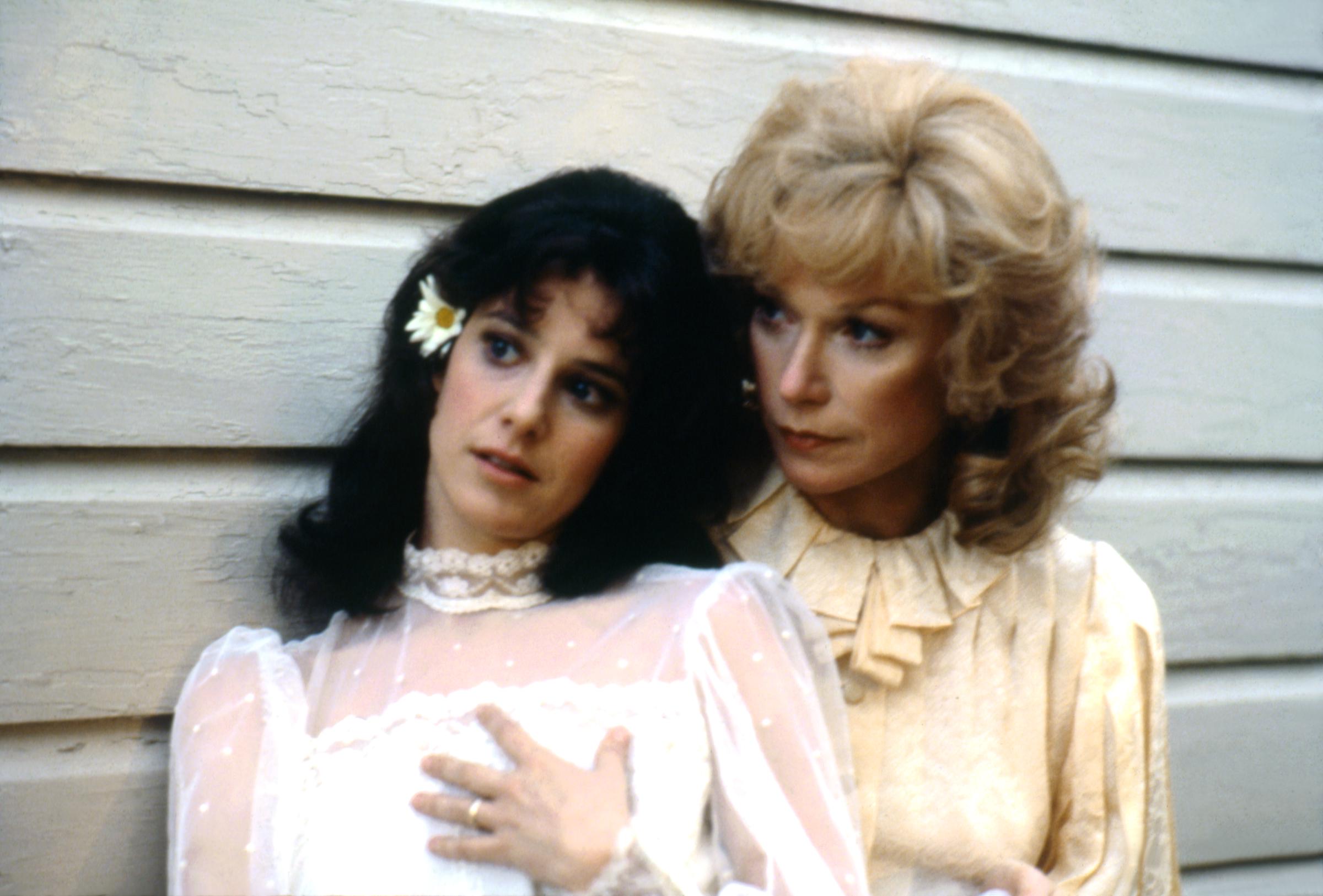 The American actress and Shirley MacLaine on the set of "Terms of Endearment" in 1983. | Source: Getty Images