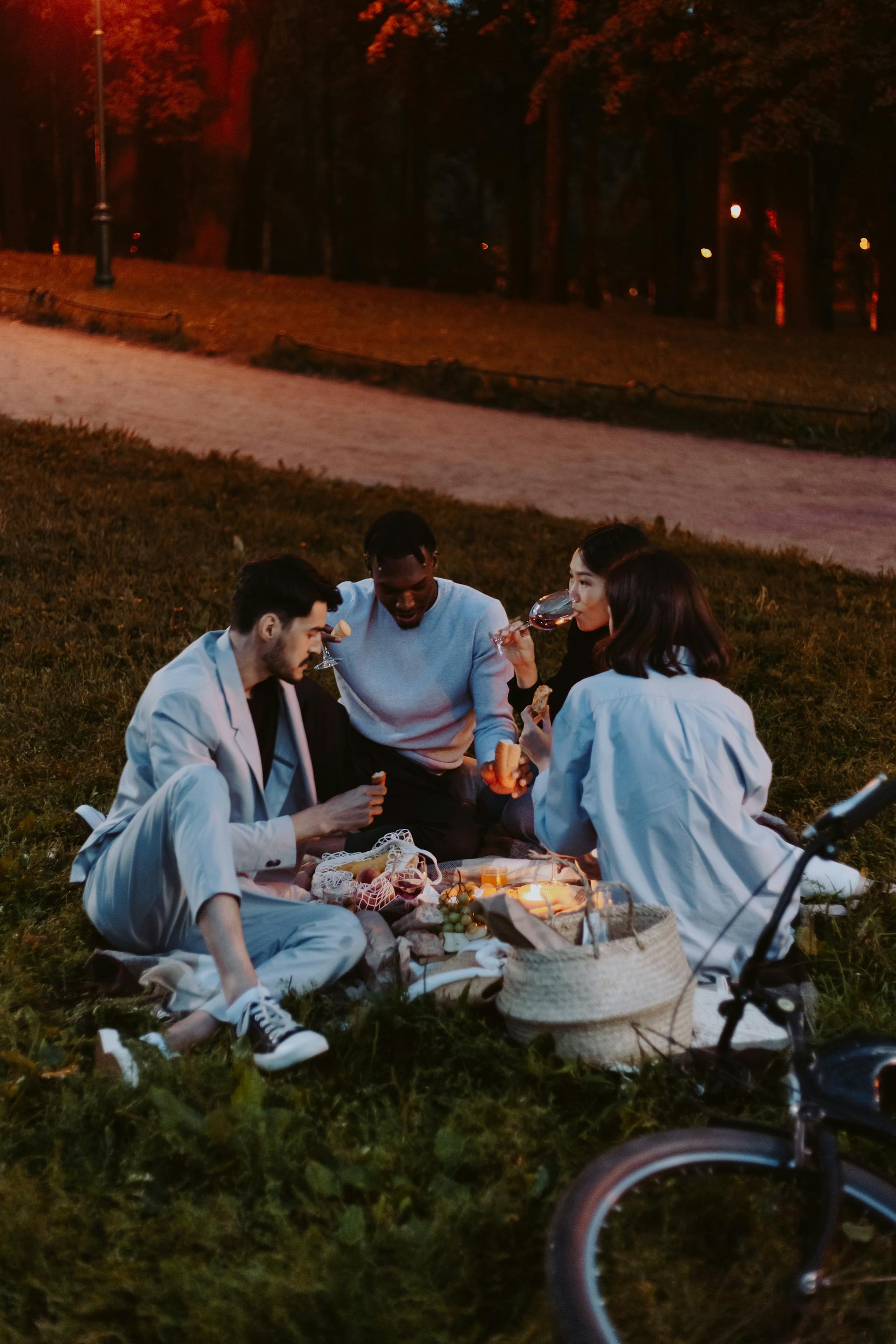A group of friends having a picnic together | Source: Pexels