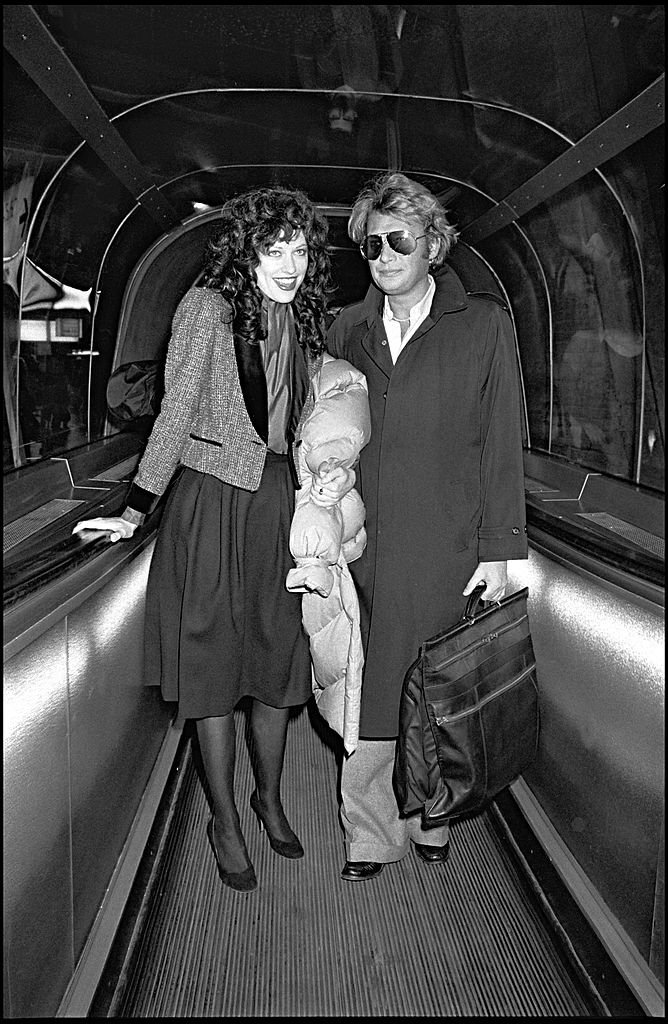 Johnny Hallyday et sa compagne Babeth Etienne à l'aéroport. | Photo : Getty Images Johnny Hallyday et sa compagne Babeth Etienne à l'aéroport. | Photo : Getty Images