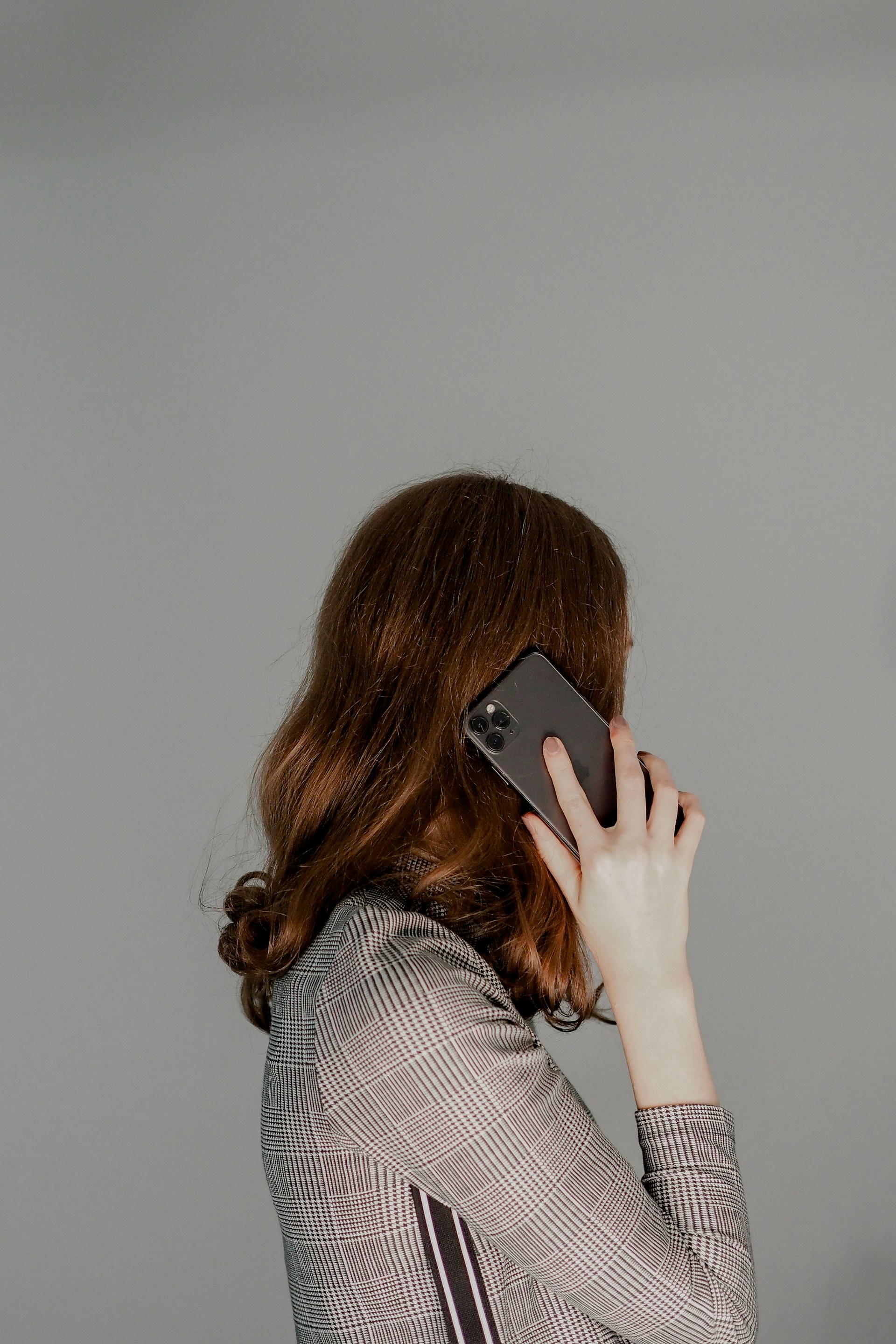 A woman talking on the phone | Source: Unsplash