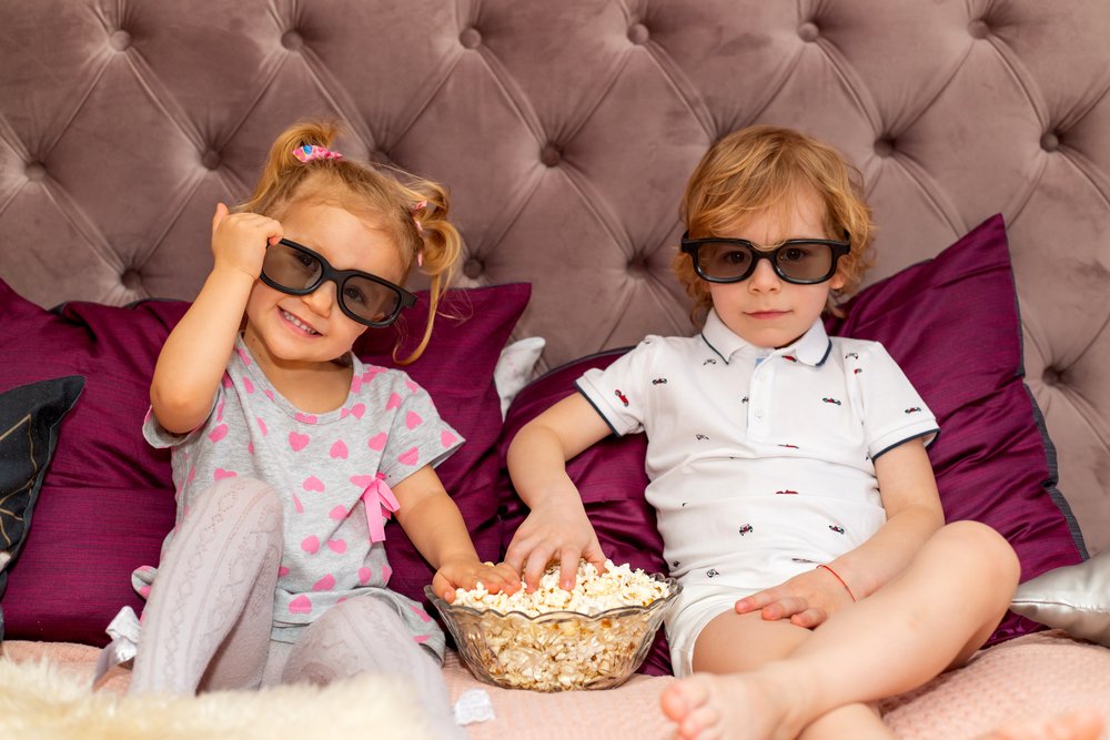 Dos niñas viendo televisión. | Foto: Shutterstock
