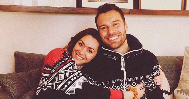 Photo of Sarah Power and her husband cuddled up on a couch | Photo: Instagram / sarahspower