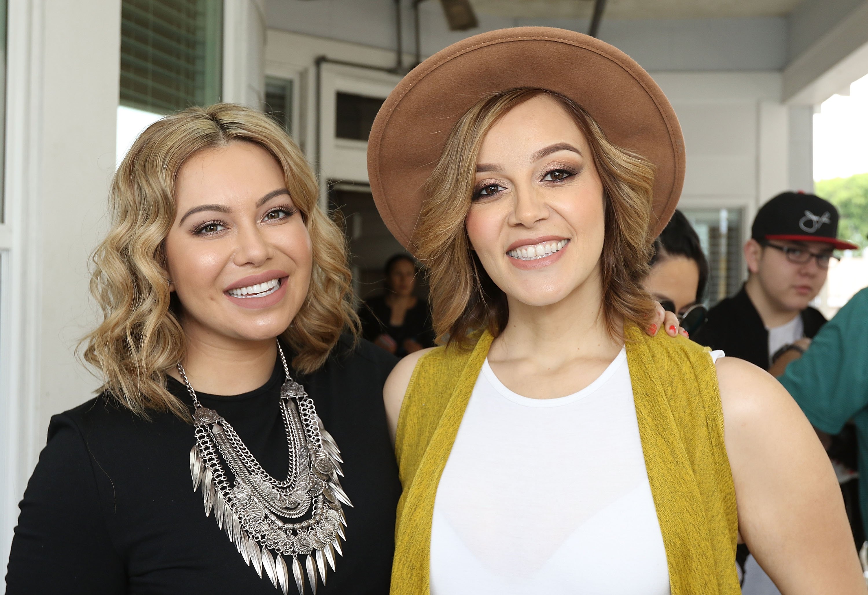 Chiquis Rivera y Rosie Rivera asisten a conferencia de prensa para anunciar la apertura del refugio para mujeres Jenni Rivera en mayo de 2016 en Long Beach, California || Fuente: Getty Images