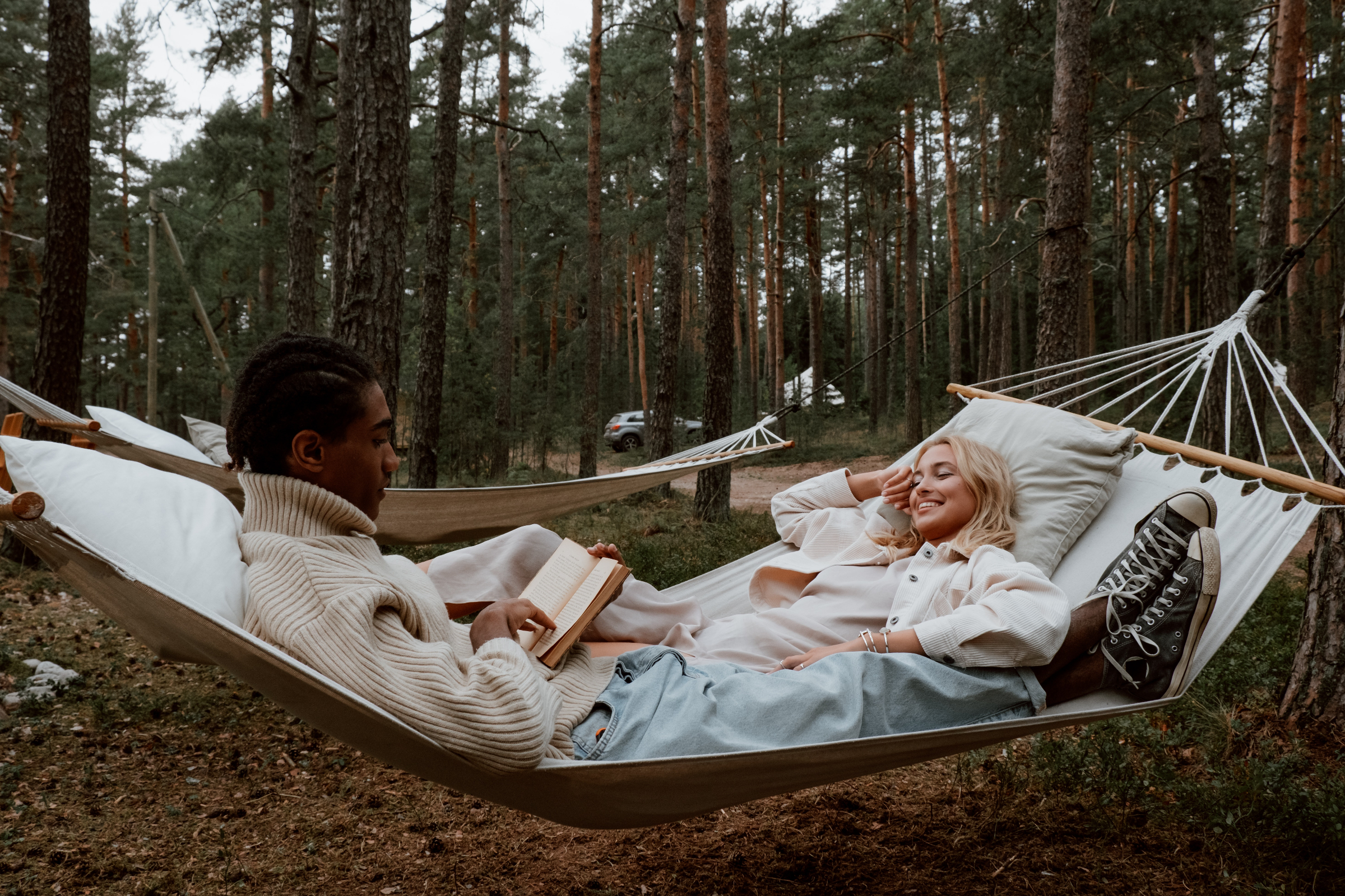 A couple lying in a hammock together. | Source: Pexels