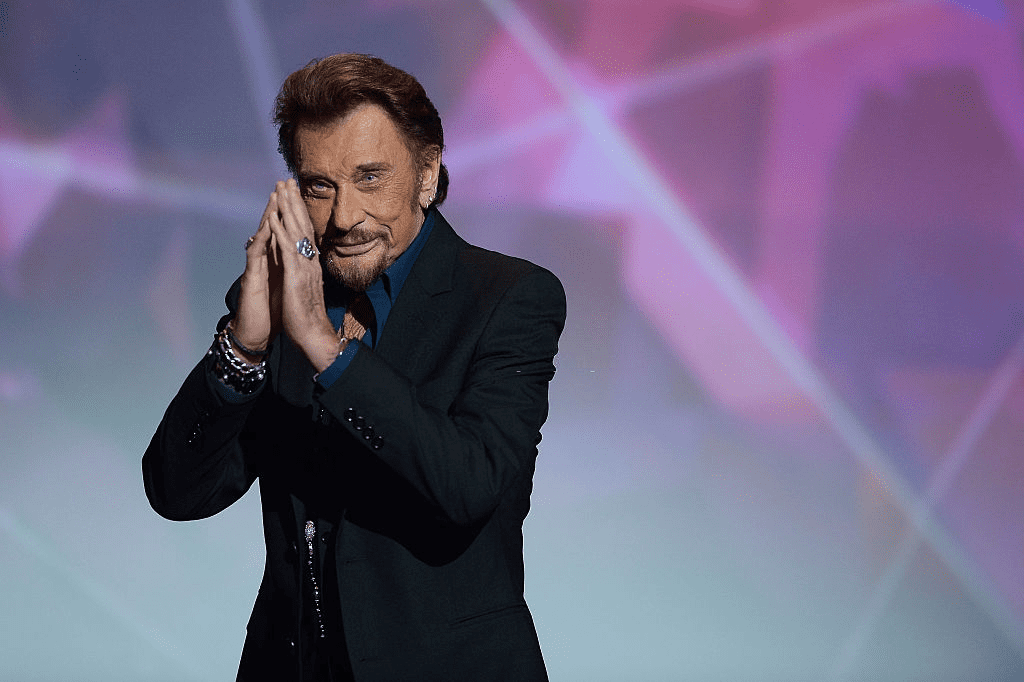 Johnny Hallyday reçoit le prix du meilleur album de chant pour "De l'amour" lors de la 31ème cérémonie des Victoires de la Musique au Zénith le 12 février 2016 à Paris, France. | Photo : Getty Images Johnny Hallyday reçoit le prix du meilleur album de chant pour "De l'amour" lors de la 31ème cérémonie des Victoires de la Musique au Zénith le 12 février 2016 à Paris, France. | Photo : Getty Images