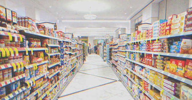 Pasillo con anaqueles llenos de productos en un supermercado. | Foto: Shutterstock
