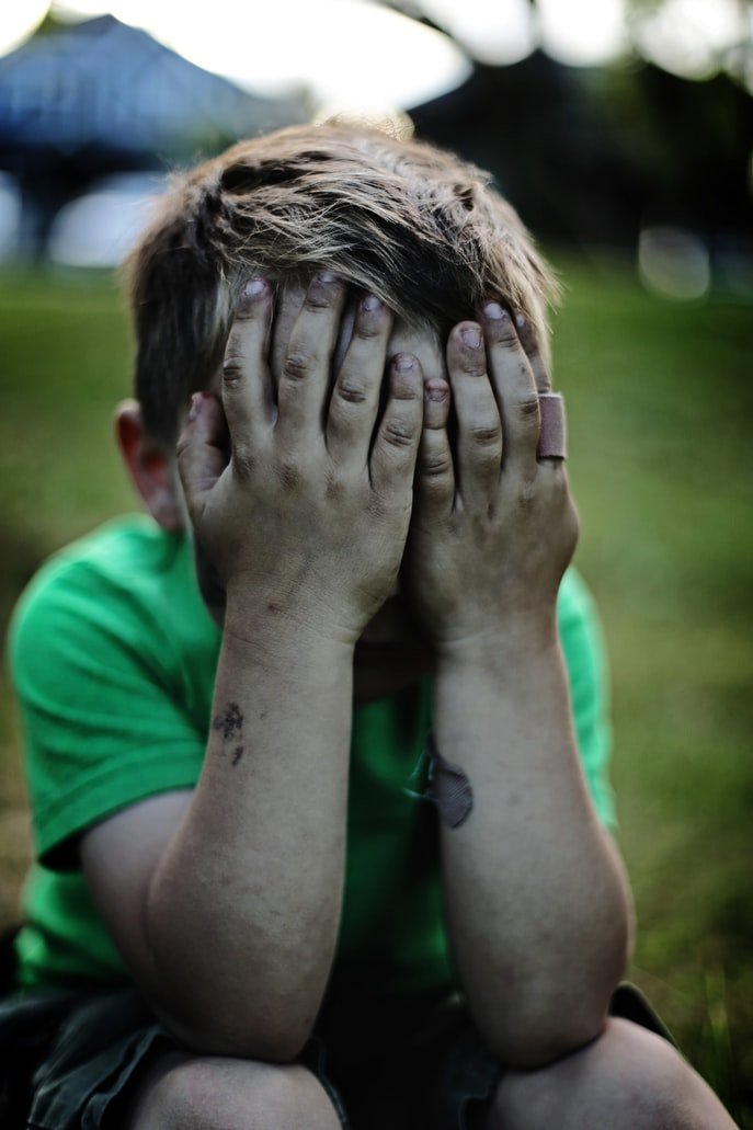 Niño con las manos en el rostro. | Foto: Unsplash