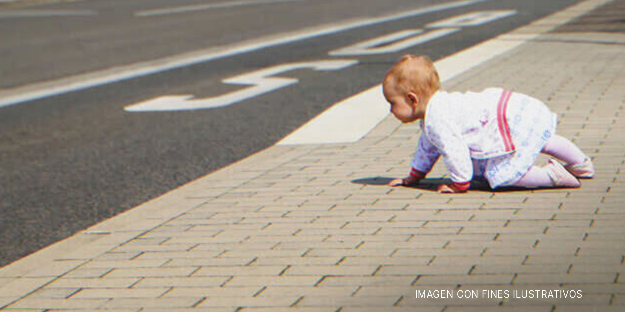 Un bebé en una acera. | Foto: Shutterstock