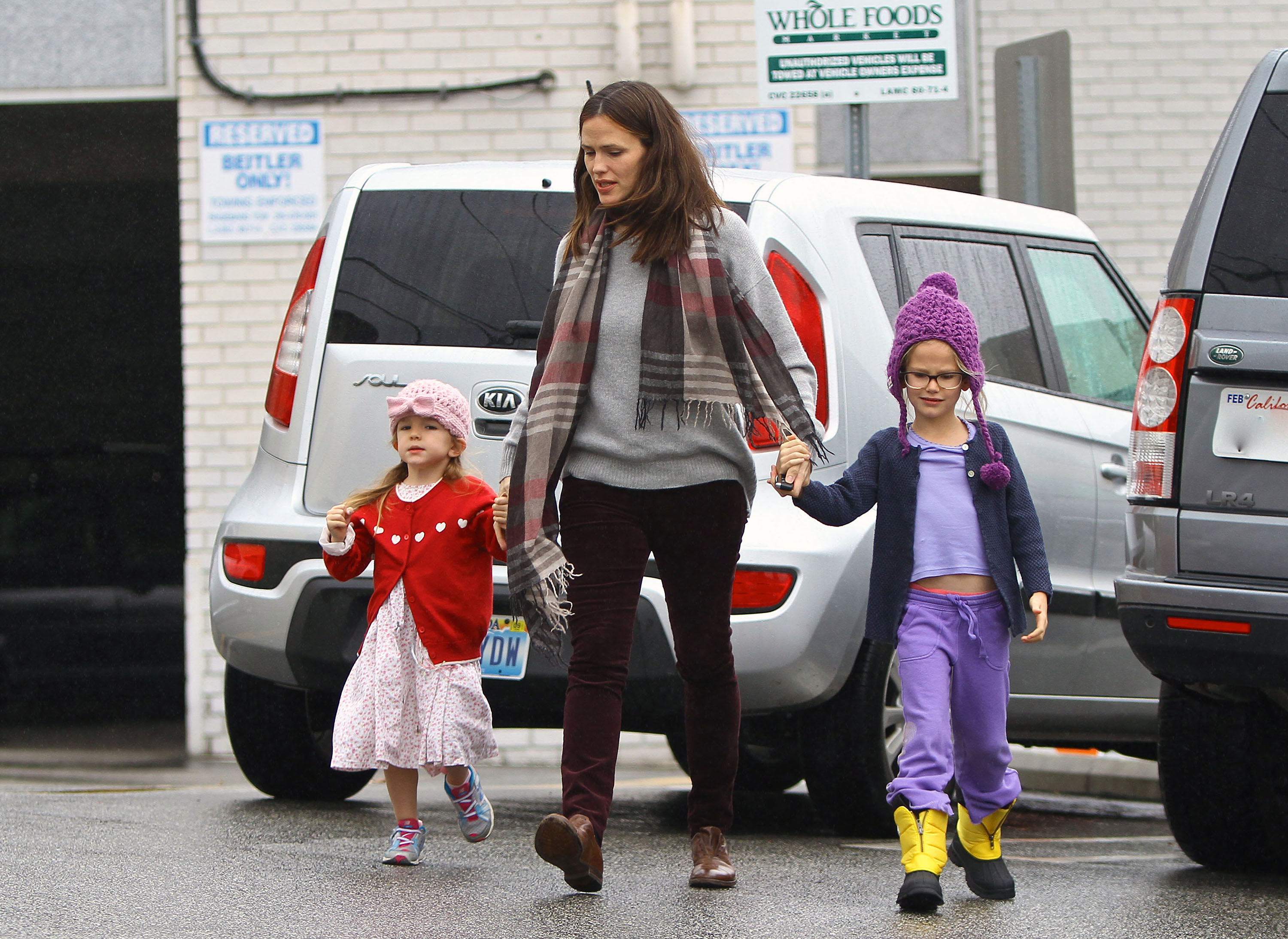 Jennifer Garner with her daughters Seraphina Affleck and Violet Affleck are seen, on December 16, 2012, in Los Angeles, California. | Source: Getty Images