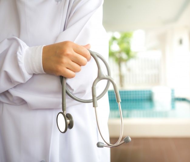 Empleado sanitario con estetoscopio. │Foto: Pixabay