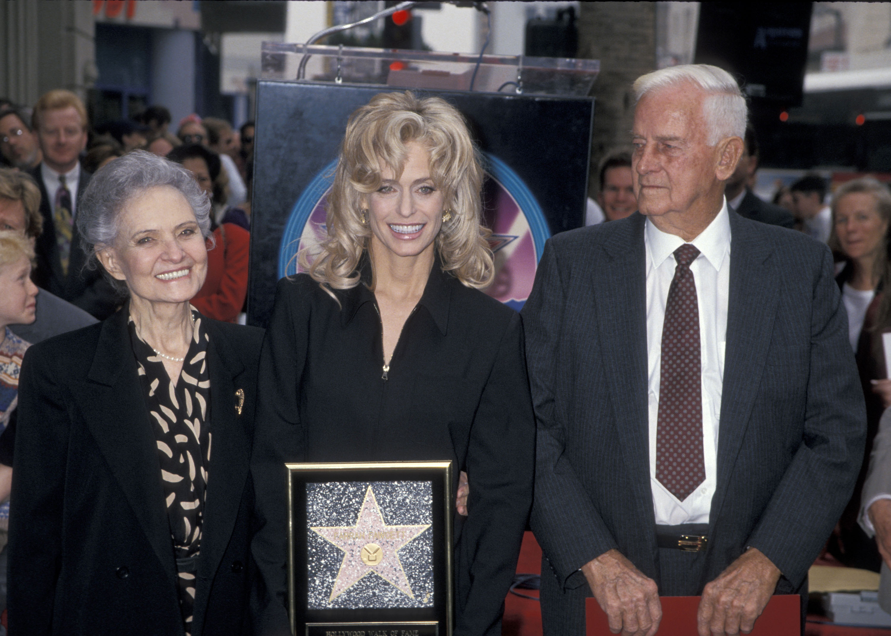 Farrah Fawcett with her parents Pauline and James Fawcett as she's honored with a Star on the Hollywood Walk of Fame on February 23, 1995 | Source: Getty Images