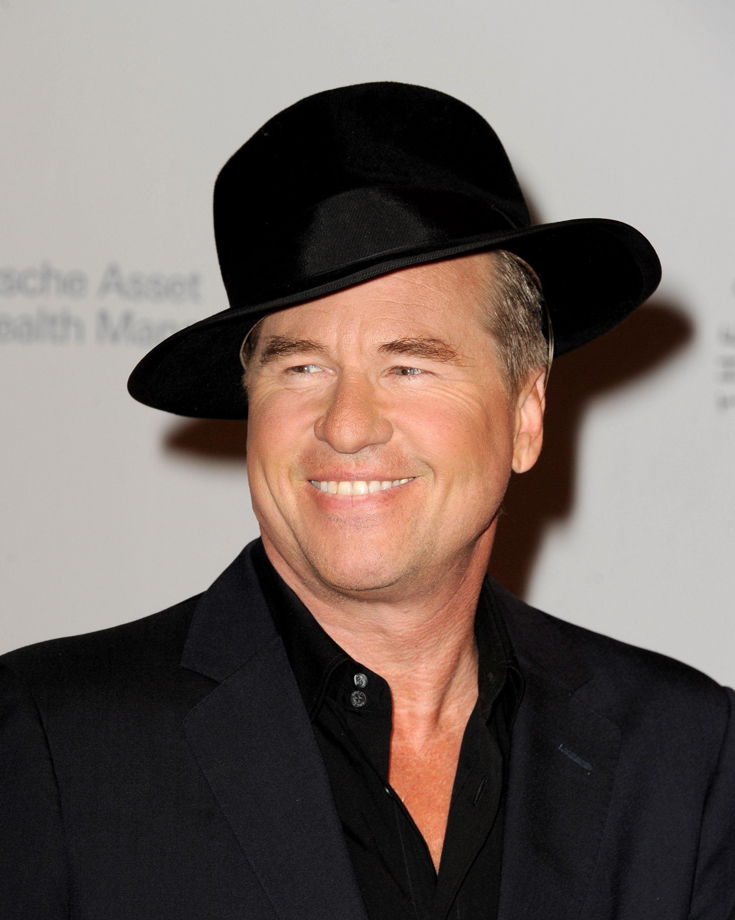 Val Kilmer arrives at the 23rd Annual Simply Shakespeare Benefit reading of "The Two Gentleman of Verona" at The Broad Stage on September 25, 2013, in Santa Monica, California. | Source: Getty Images.