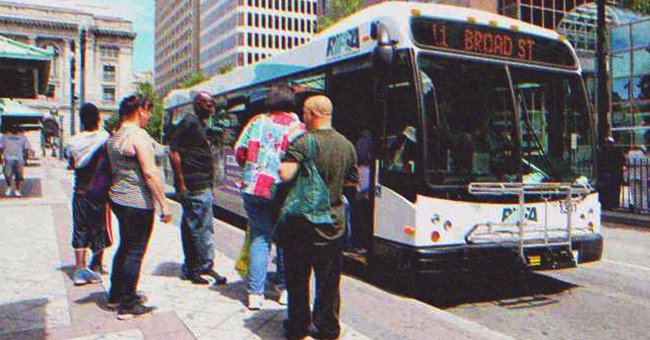 Menschen auf der Bushaltestelle, wo James versucht hat in ein Bus zu steigen. | Quelle: Shutterstock