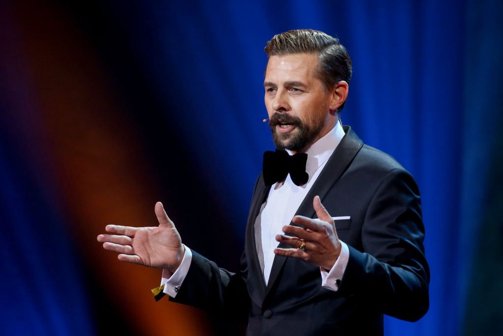 Der deutsche Moderator Klaas Heufer-Umlauf ist während der GQ Men of the Year-Preisverleihung an der Komischen Oper in Berlin auf der Bühne zu sehen (Foto von Isa Foltin) Quelle: Getty Images für GQ Deutschland