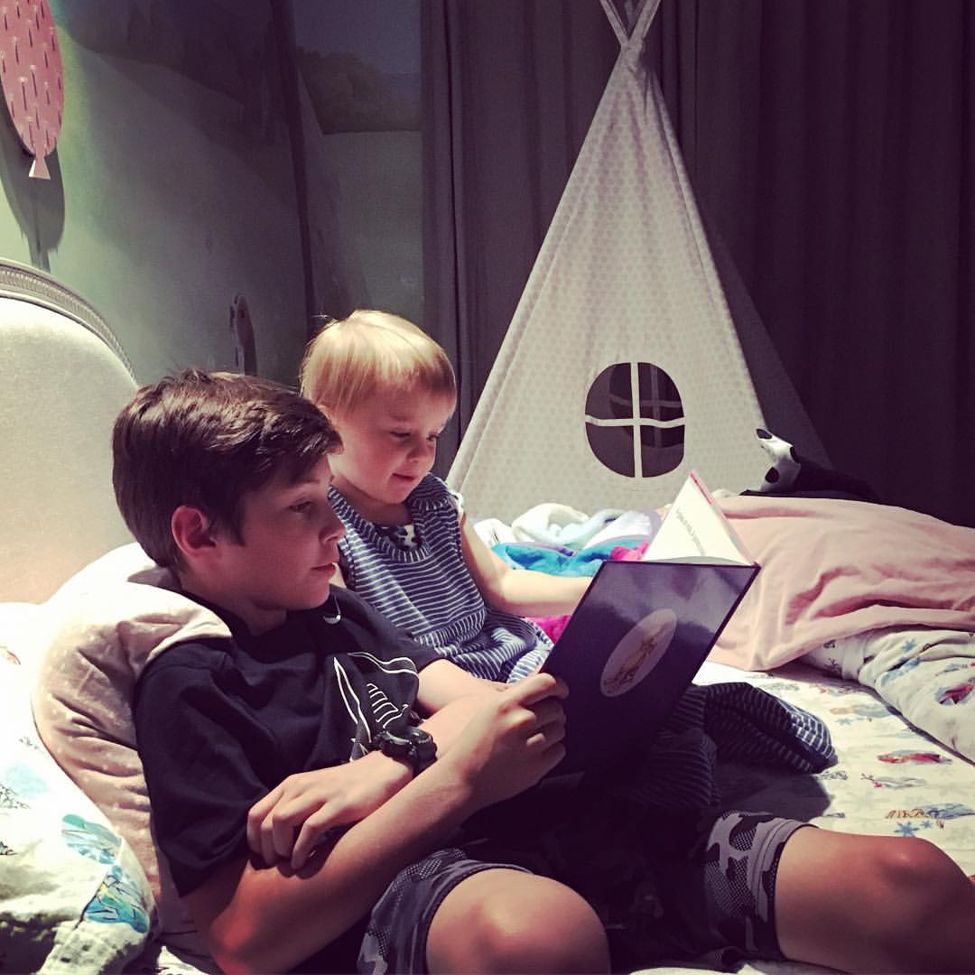 Seth Blackstock and his half-sister from a post dated June 5, 2017. | Source: Instagram/kellyclarkson
