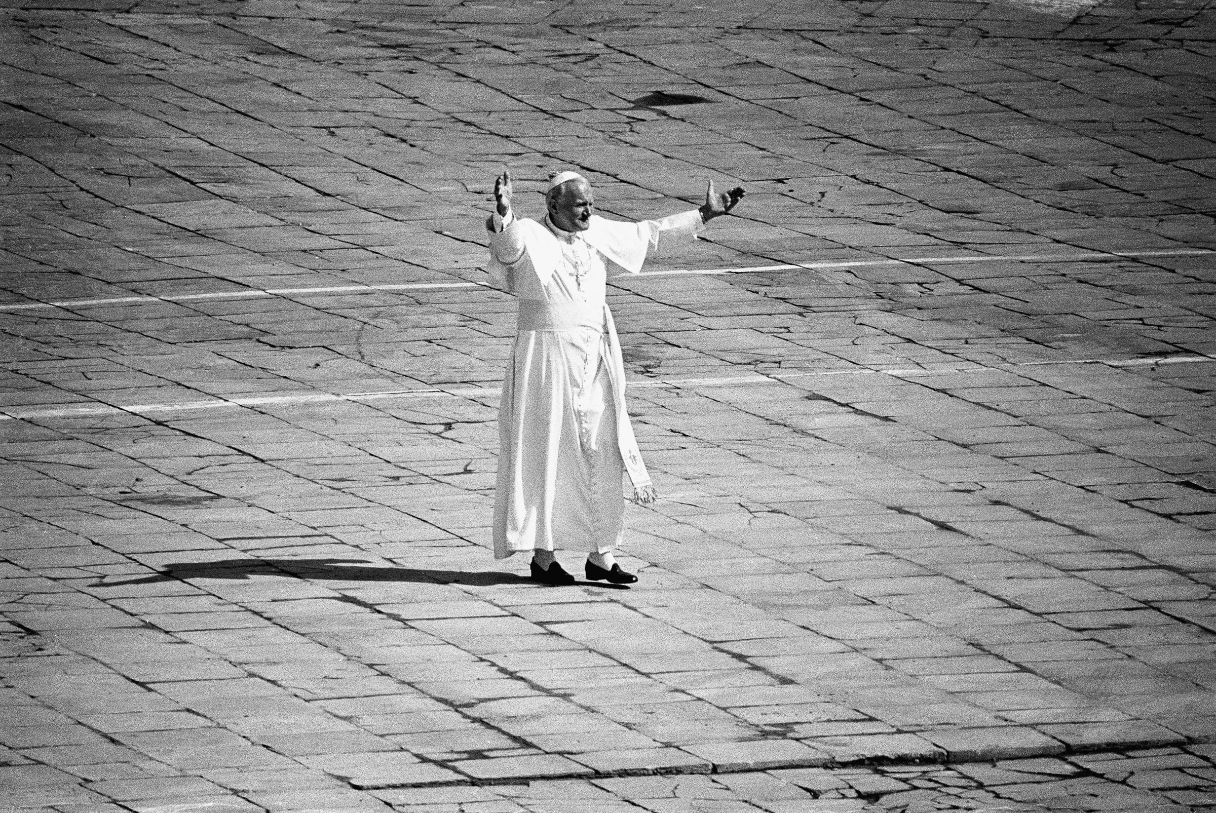 Pope John Paul II in Warsaw's Victory Square in Poland, 1979. | Source: Getty Images