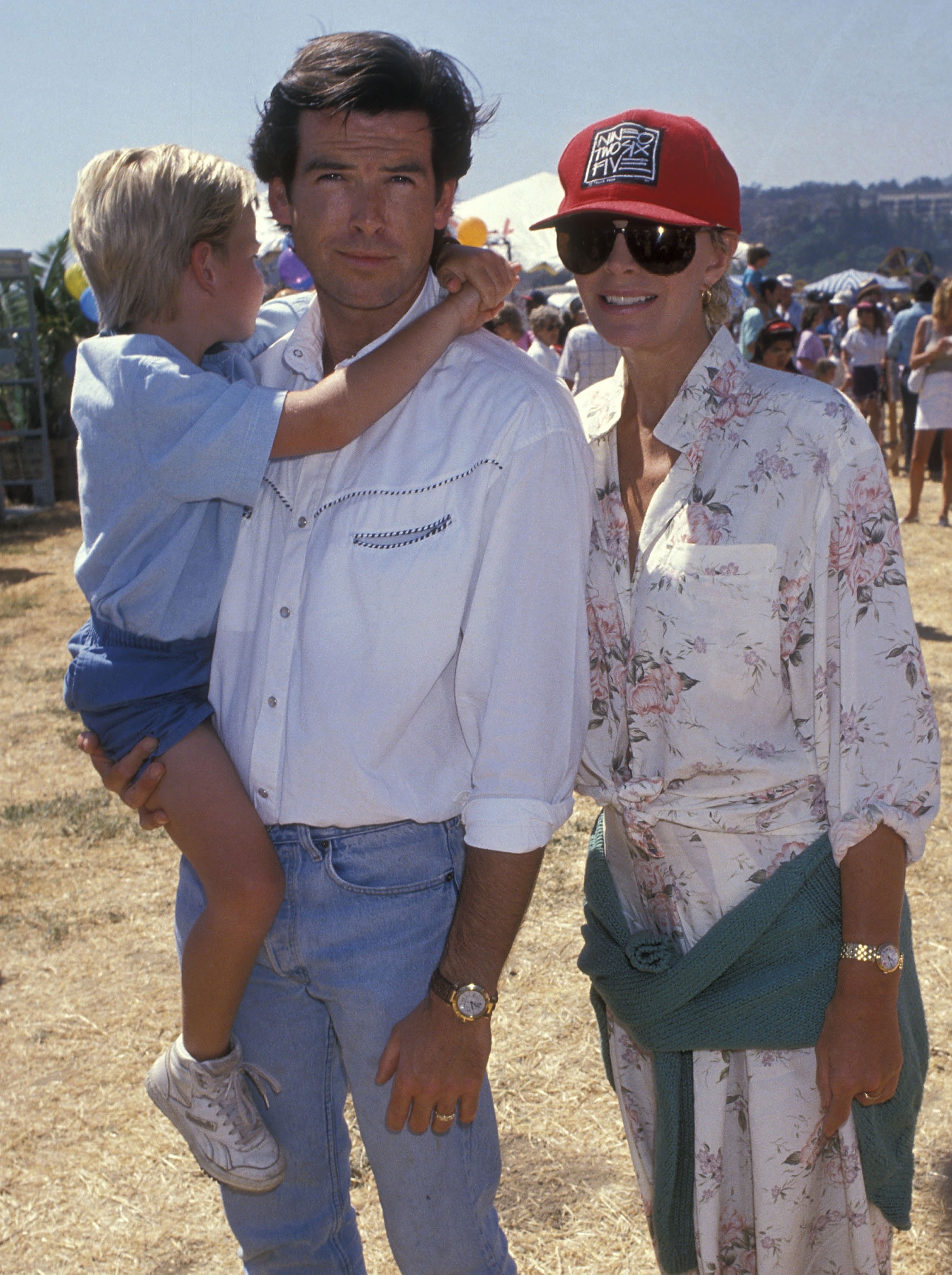 Pierce Brosnan und Cassandra Harris mit ihrem Sohn Sean in Malibu, Kalifornien 1989. | Quelle: Getty Images 