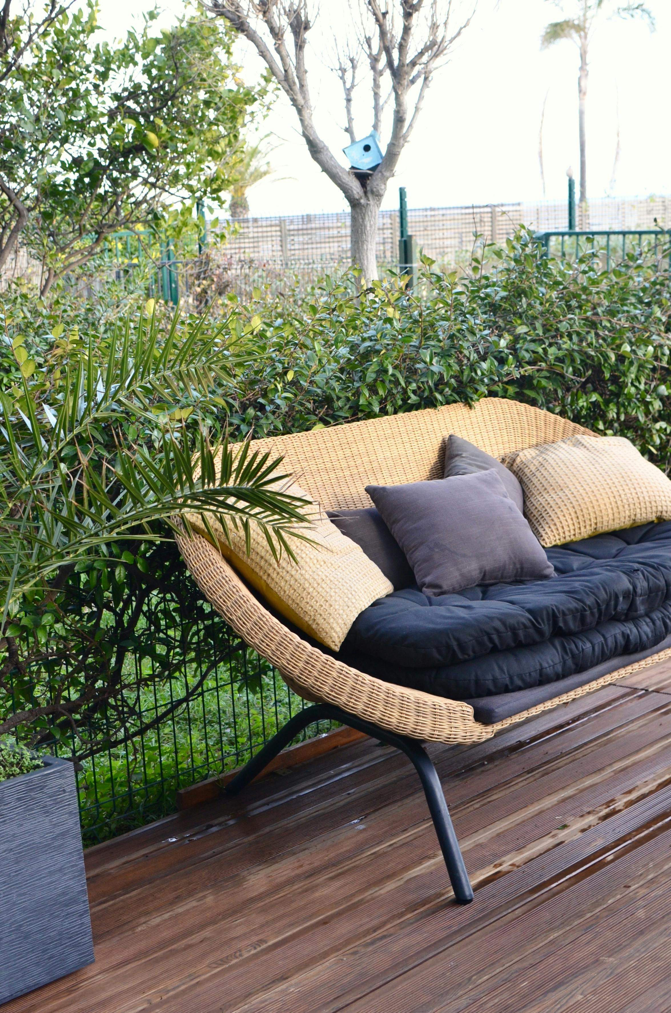 Outdoor lounge chair | Source: Pexels