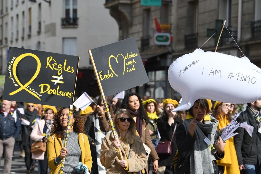 Des personnes participent à la cinquième EndoMarch mondiale annuelle et à la Journée mondiale de l'endométriose.| Photo : Getty Images.