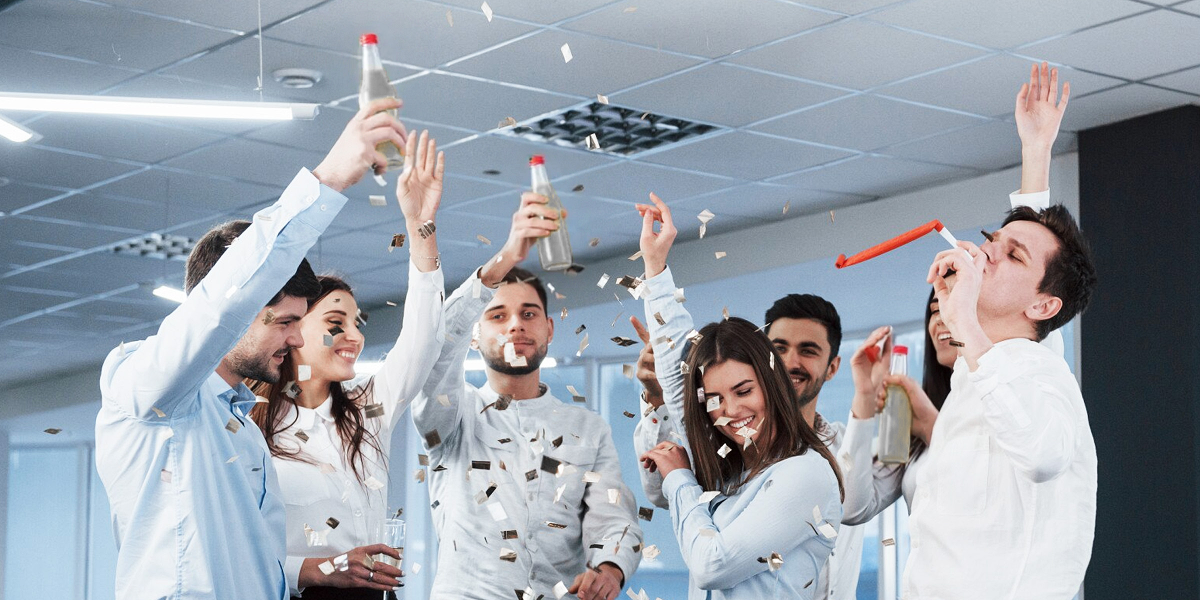 Coworkers celebrating | Source: FreePik
