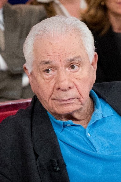 PARIS, FRANCE - 14 MAI: L'acteur Michel Galabru présente la pièce de théâtre 'Jofroi' à l'émission de télévision française 'Vivement Dimanche', tenue au Pavillon Gabriel le 14 mai 2014 à Paris, France. | Photo : Getty Images PARIS, FRANCE - 14 MAI: L'acteur Michel Galabru présente la pièce de théâtre 'Jofroi' à l'émission de télévision française 'Vivement Dimanche', tenue au Pavillon Gabriel le 14 mai 2014 à Paris, France. | Photo : Getty Images