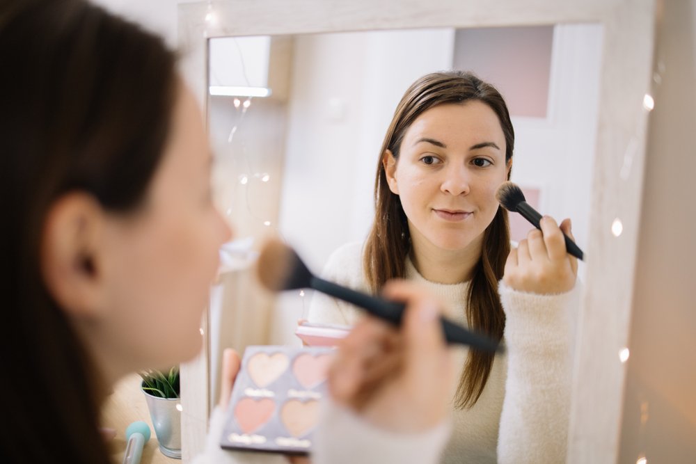 Mujer frente al espejo maquillándose. | Foto: Shutterstock Mujer frente al espejo maquillándose. | Foto: Shutterstock