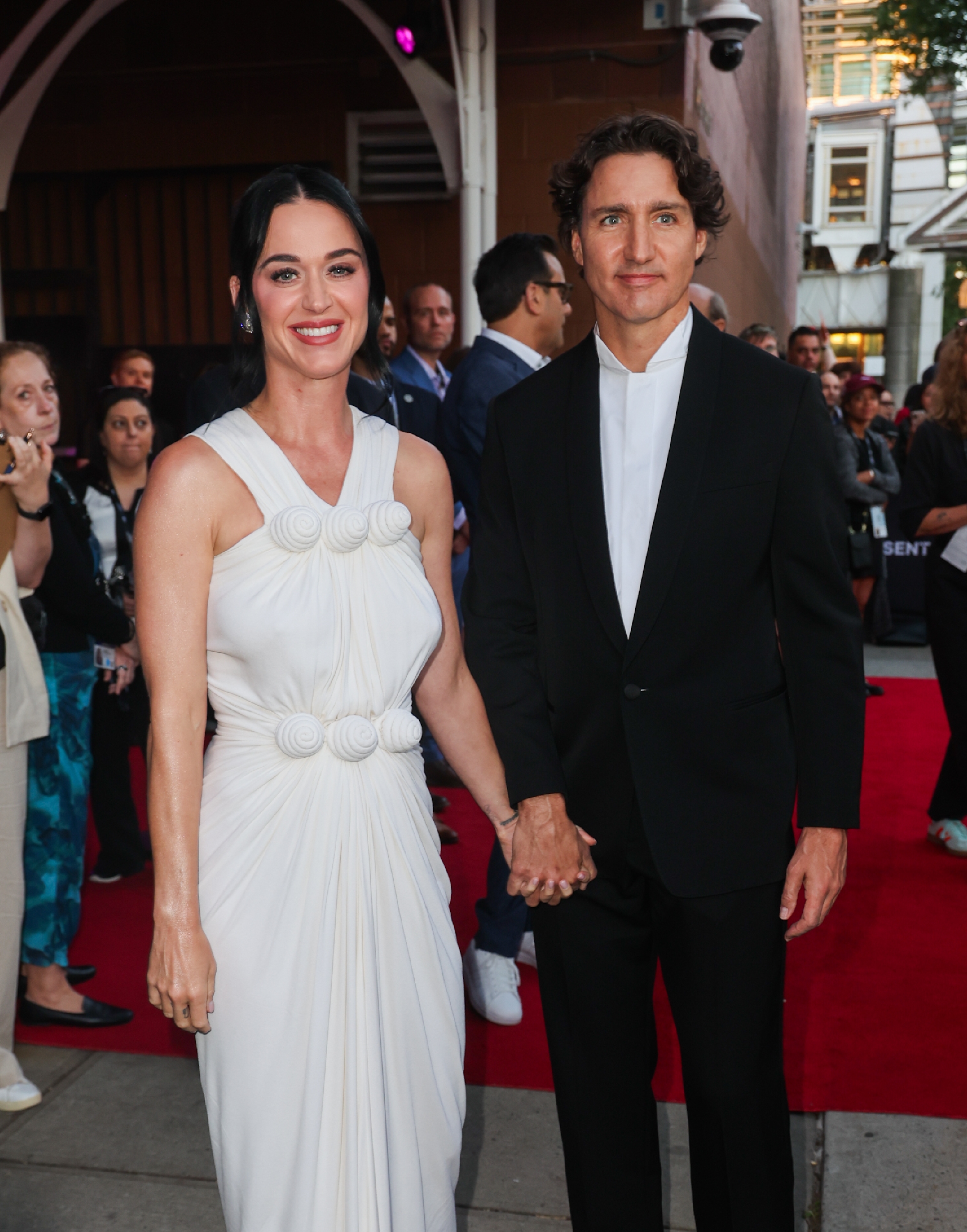 If there was any doubt about their status, this photo may have erased it. Katy Perry and Justin Trudeau confidently walked the red carpet together, drawing attention from fans and photographers alike. | Source: Getty Images