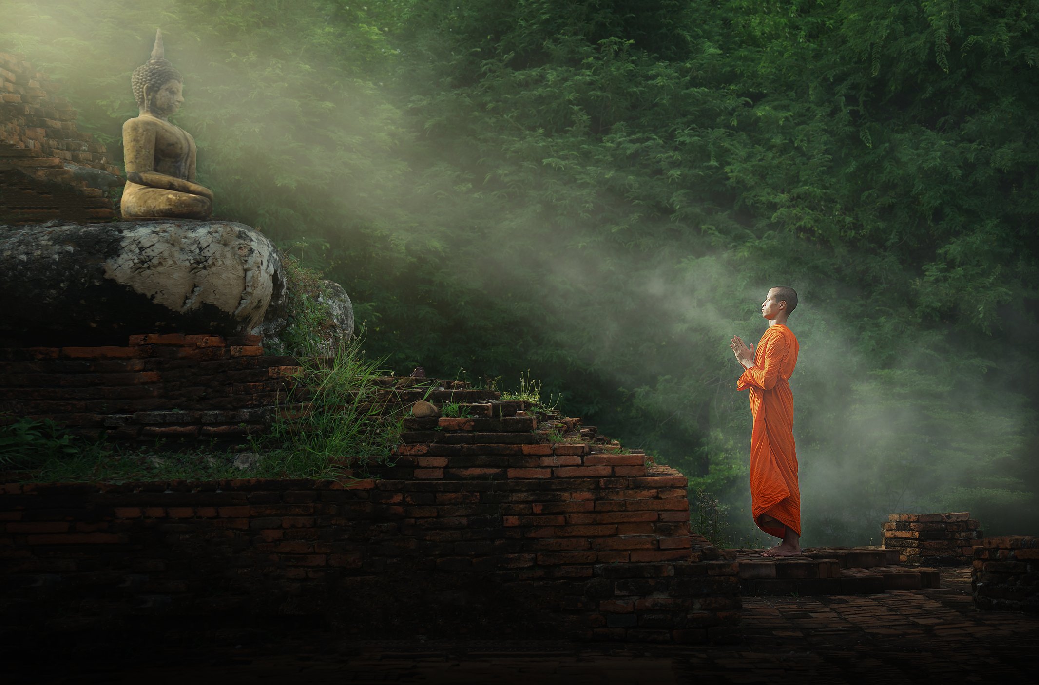 Ein Mönch betet die Buddha-Statue an. | Quelle: Getty Images