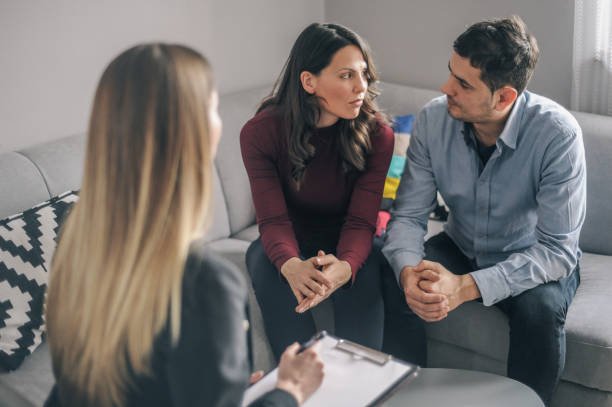 Un couple devant une conseillère | Photo : Getty Images