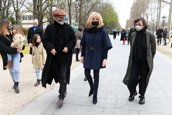 Brigitte Macron et Dany Geluck assistent à "Le Chat" : l'exposition de Philippe Geluck. |Getty Images