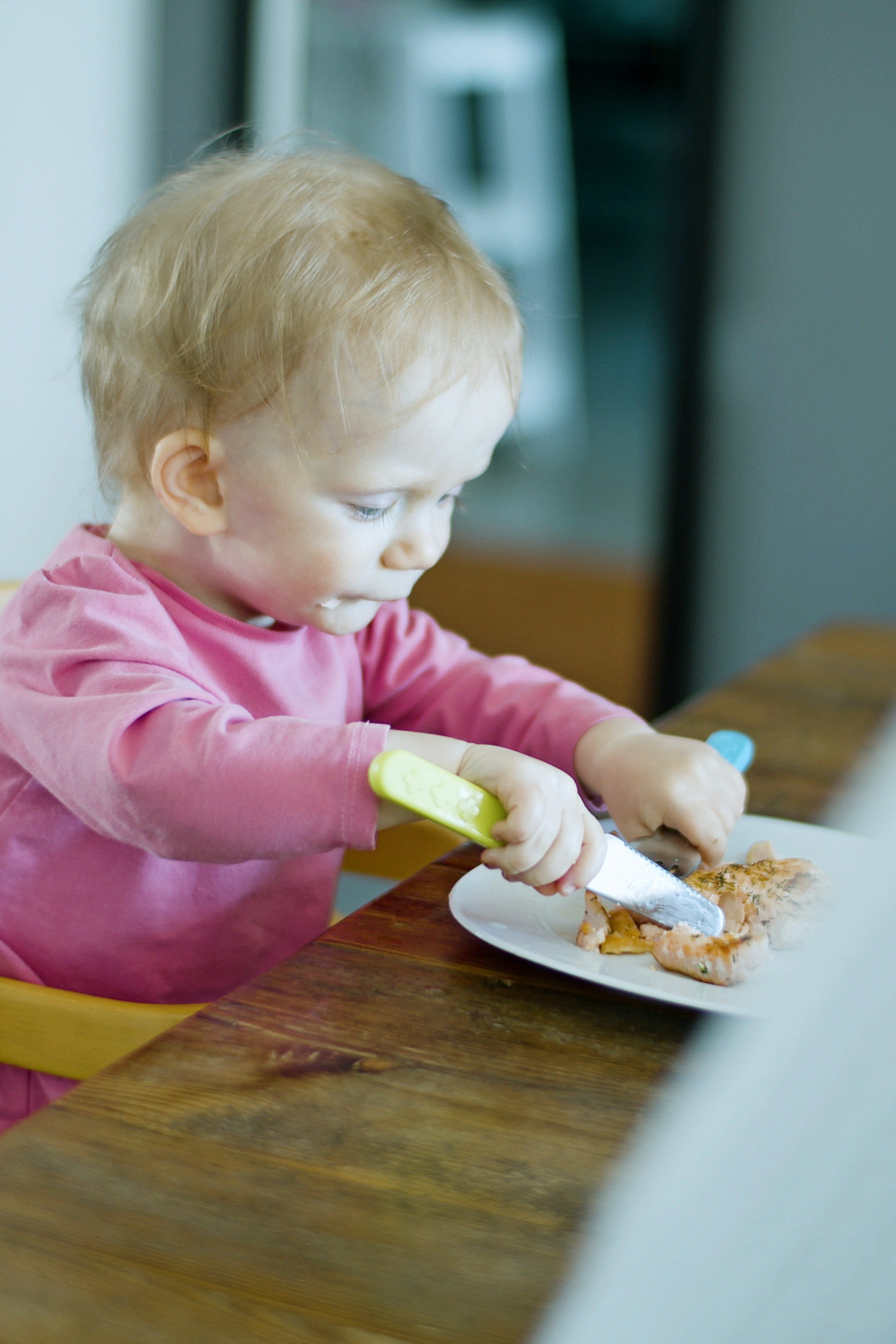 Niño pequeño comiendo. | Foto: Pexels