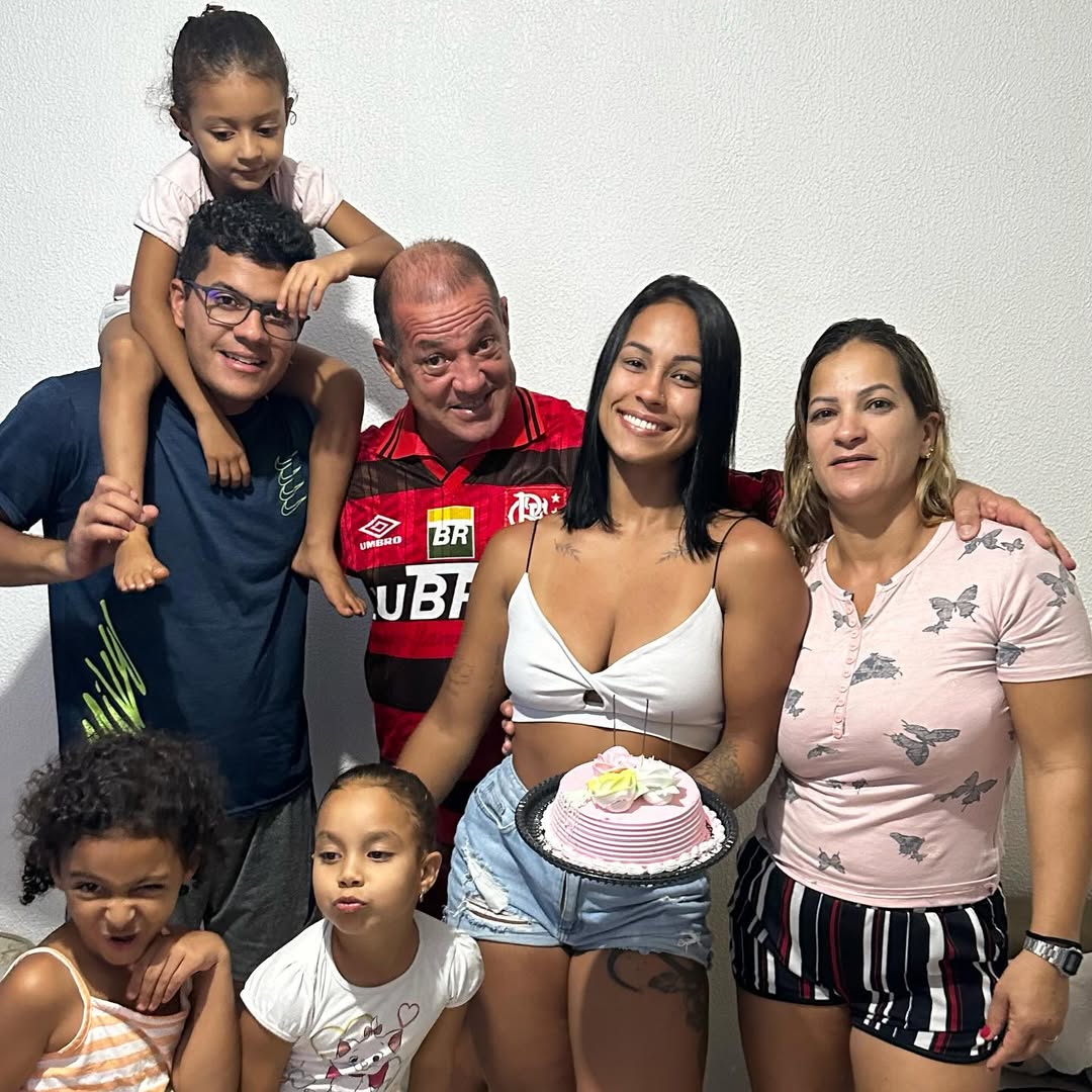 Karla Nogueira poses with family members, dated November 16, 2023 | Source: Instagram/karla_nogueiira